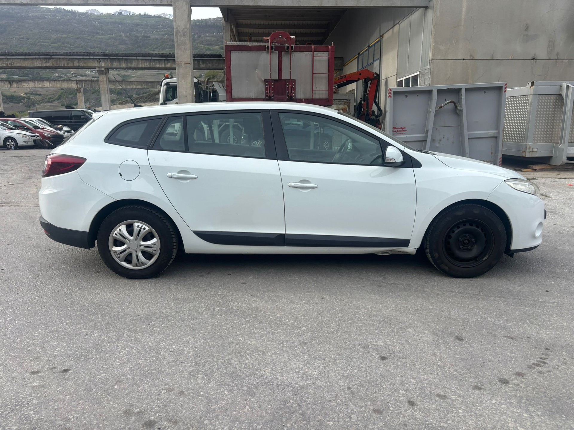 RENAULT Mégane Grandtour 2.0 16V Dynamique CVT-image-3