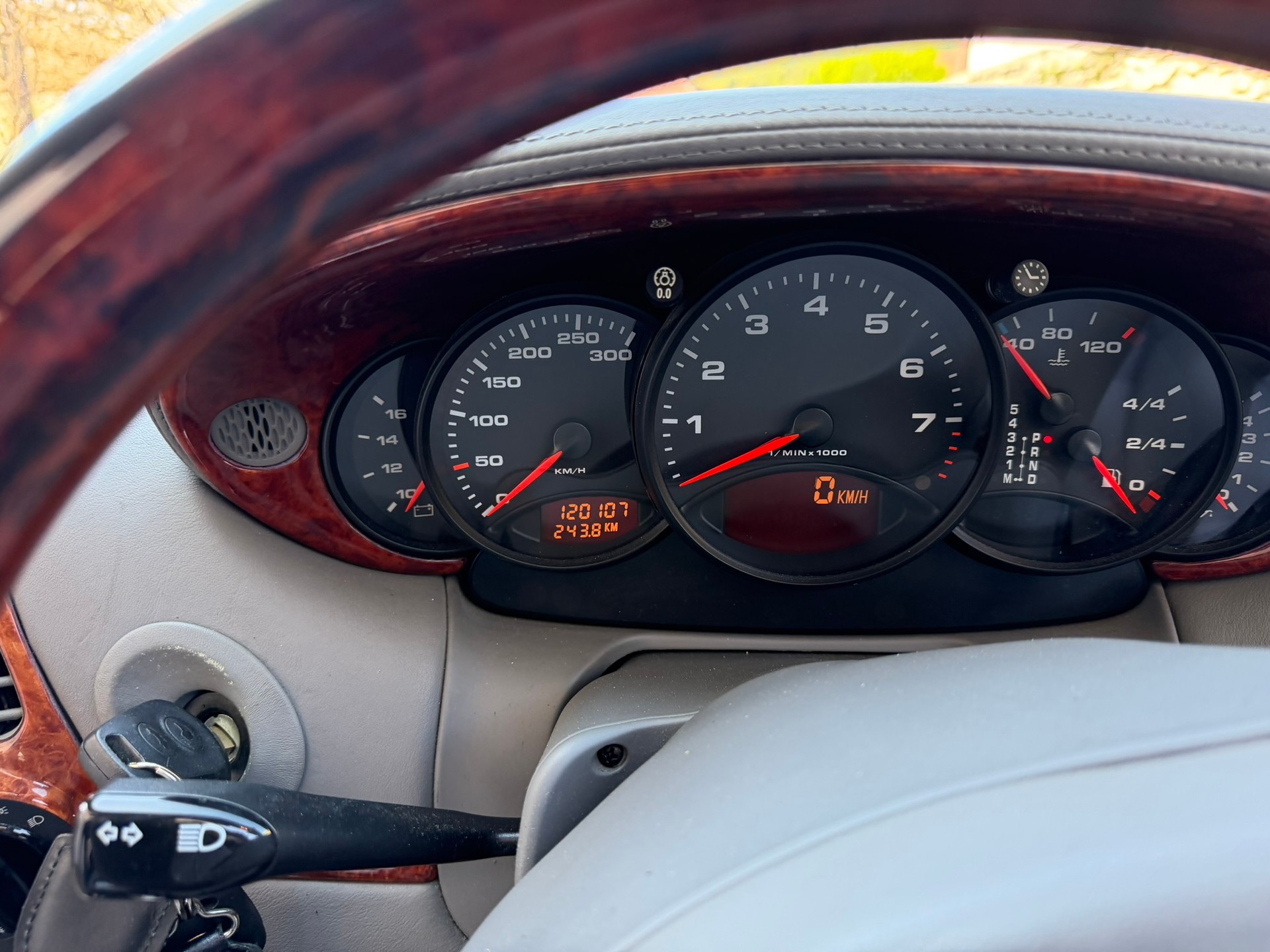 PORSCHE 911 Carrera Cabrio-image-11