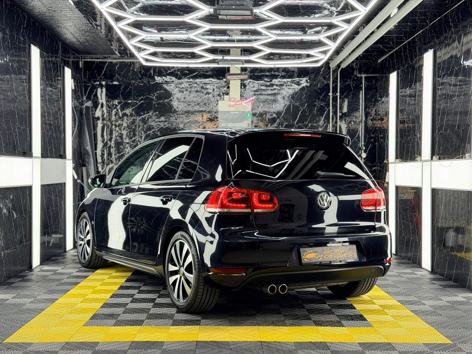 VW Golf 2.0 TDI GT-showroom-element-3