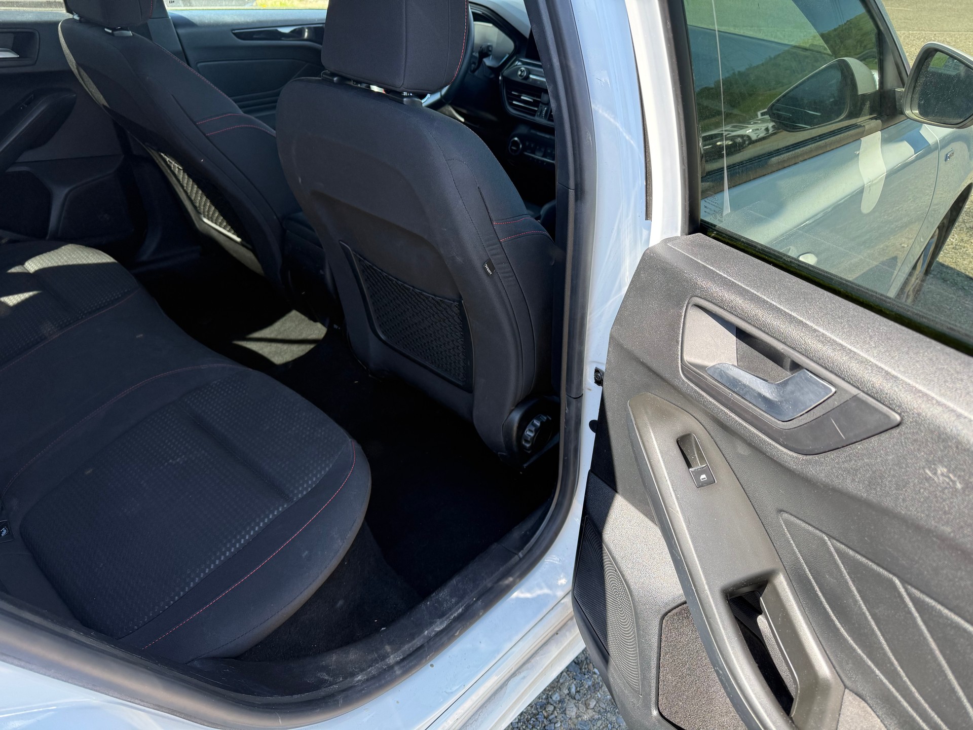 FORD Focus 1.0 SCTi ST Line Automatic-image-6