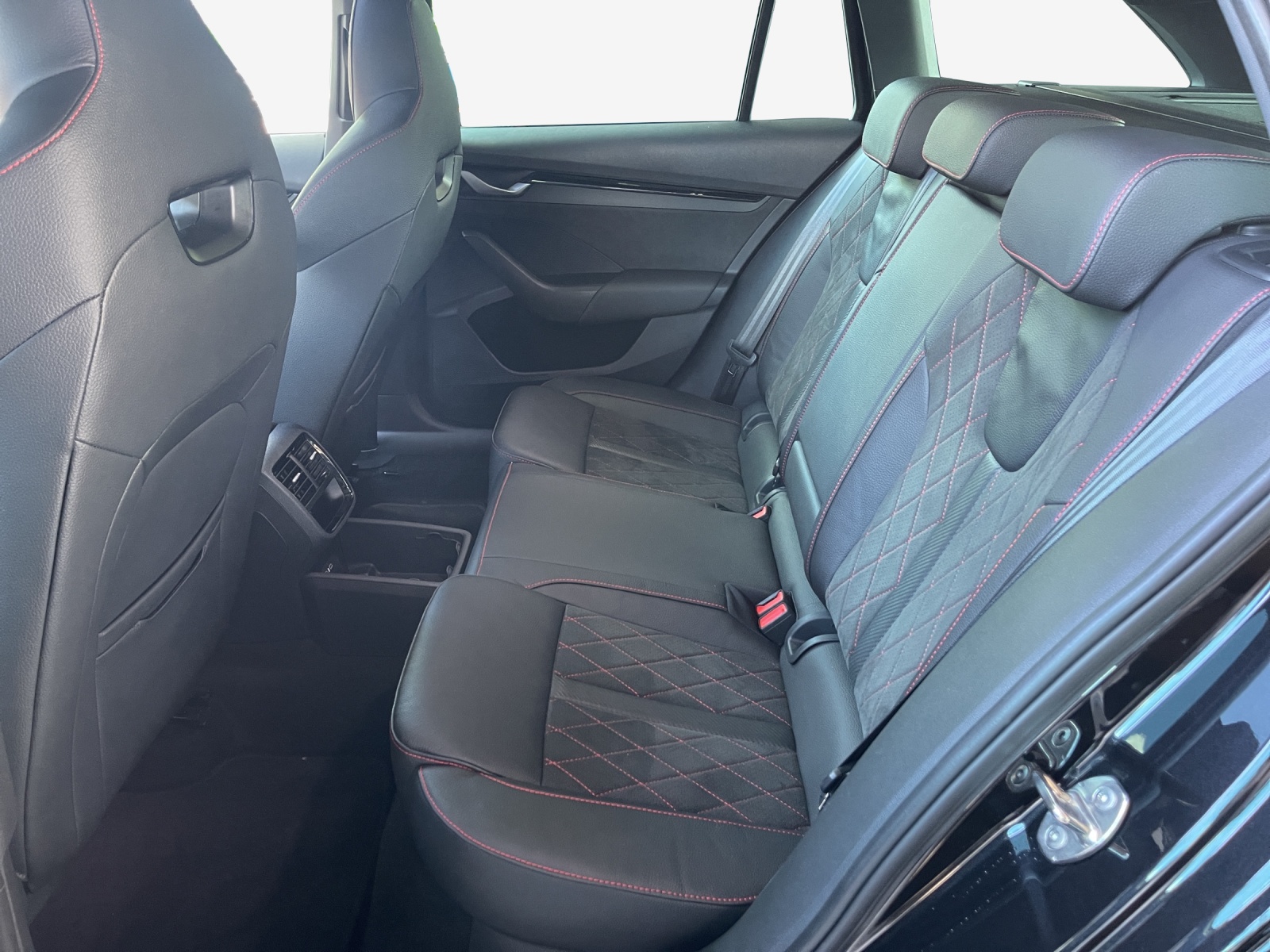 SKODA Octavia Combi 2.0 TSI DSG RS-image-11