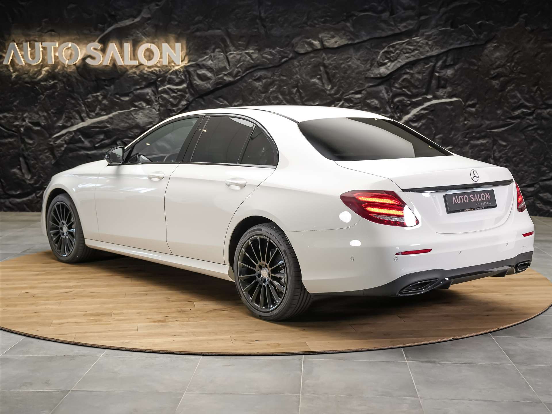 MERCEDES-BENZ E 220 d AMG Line 9G-Tronic *CH-Auto*360° Kamera*Head Up*Burmester*-image-3