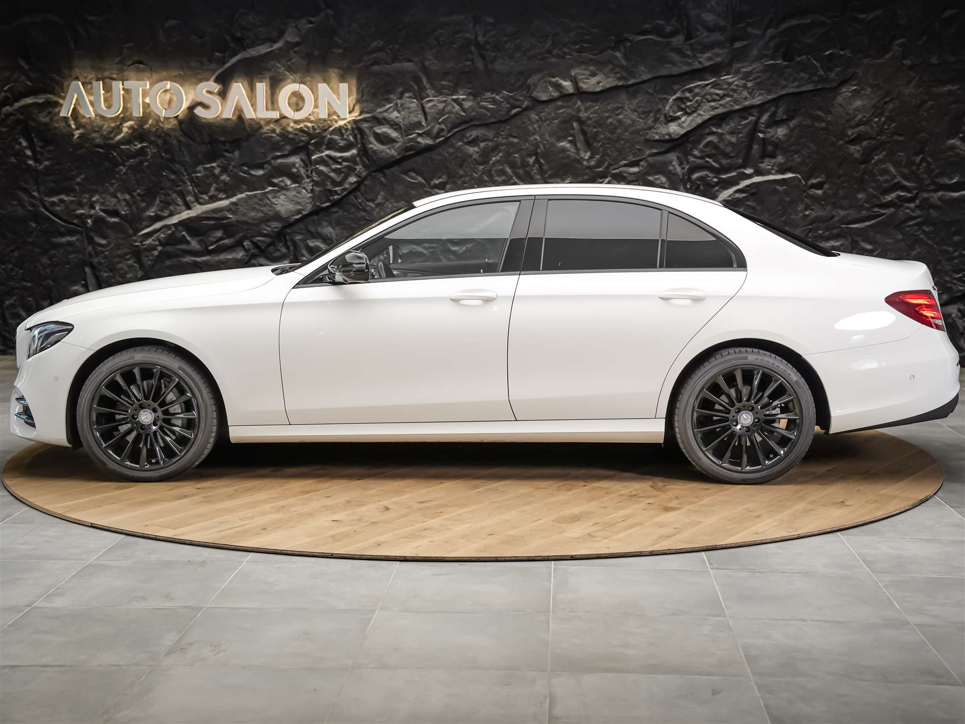 MERCEDES-BENZ E 220 d AMG Line 9G-Tronic *CH-Auto*360° Kamera*Head Up*Burmester*-image-2