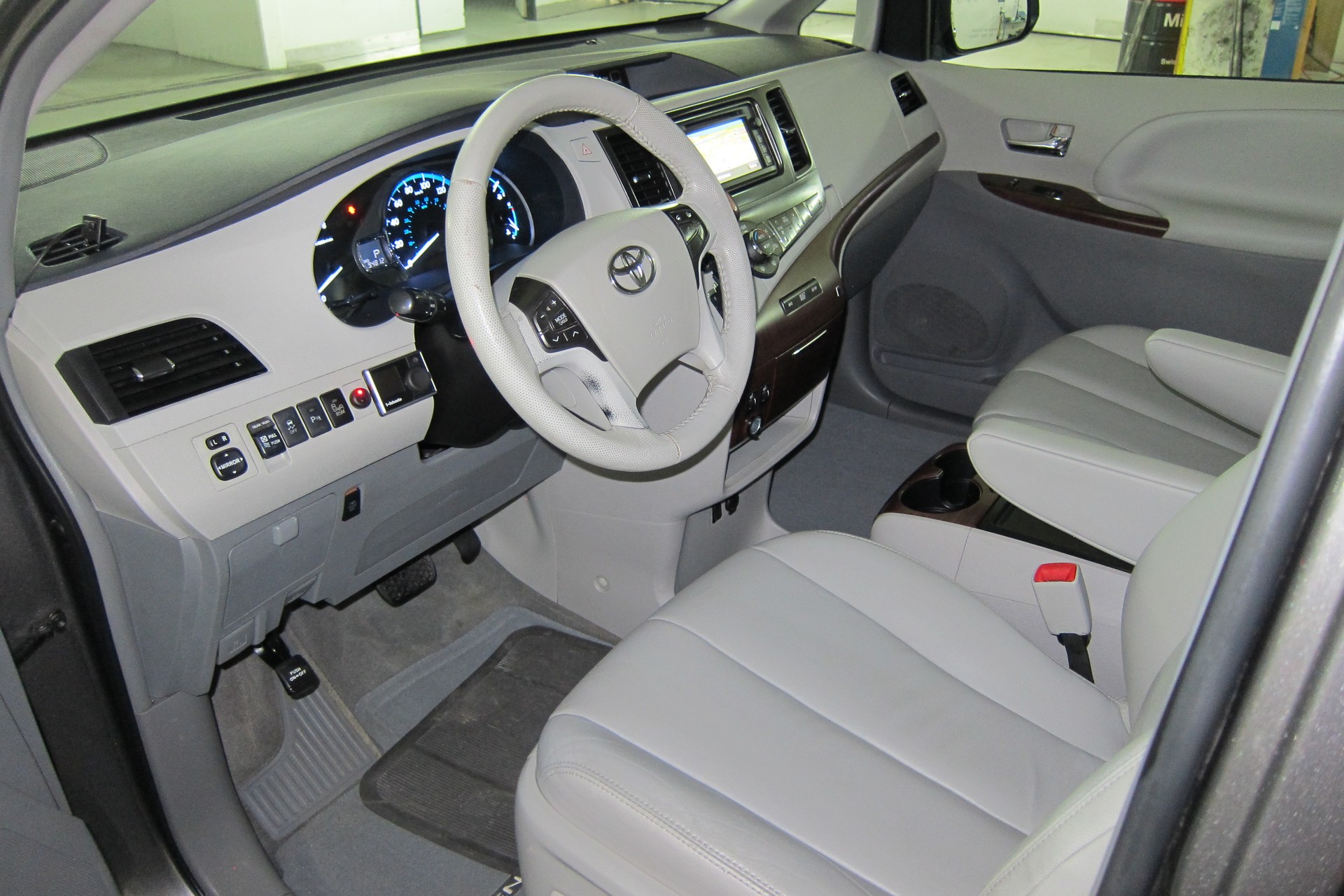 TOYOTA Sienna 3.5 A 4WD-image-5