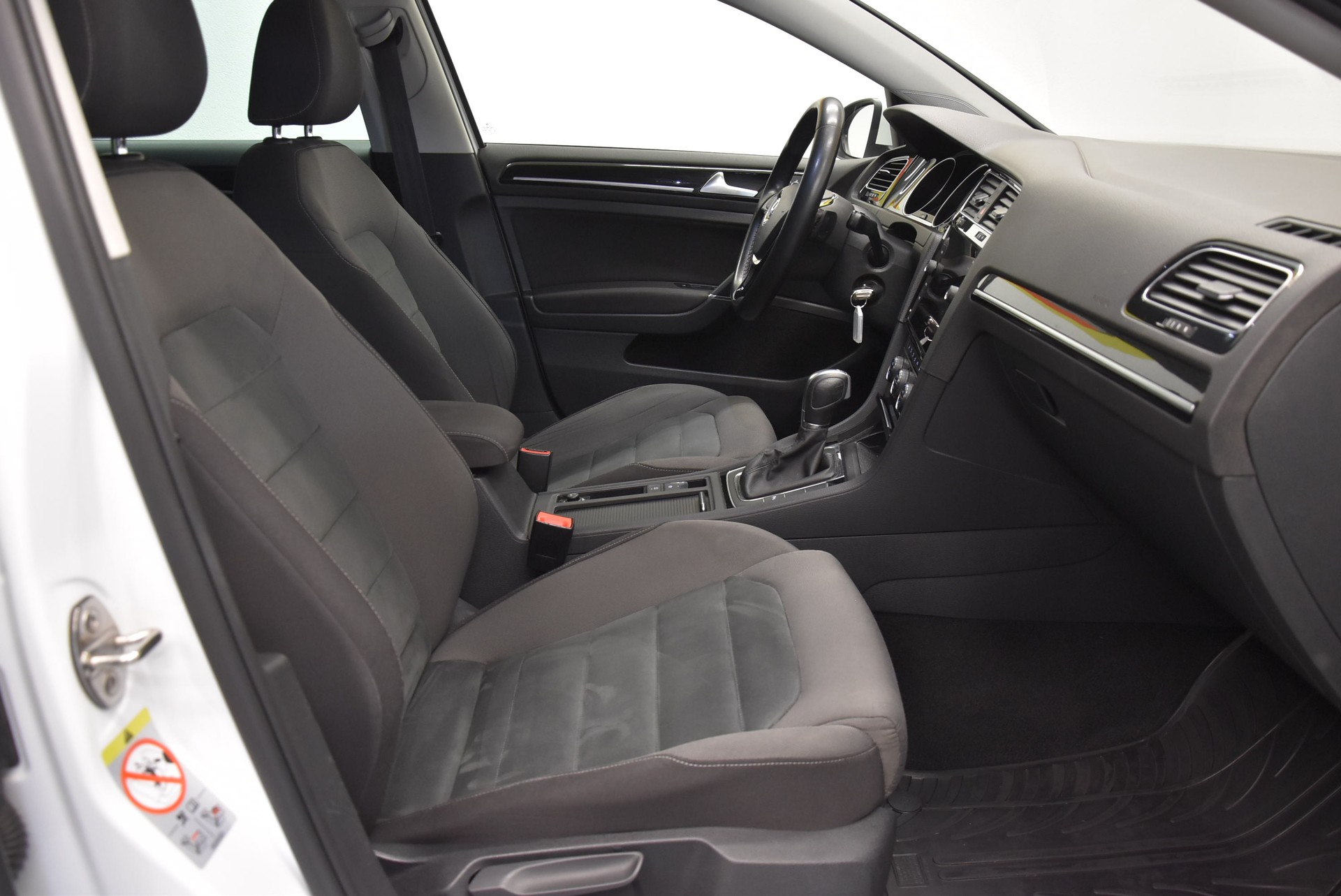 VW Golf 1.5 TSI R-Line DSG-image-2