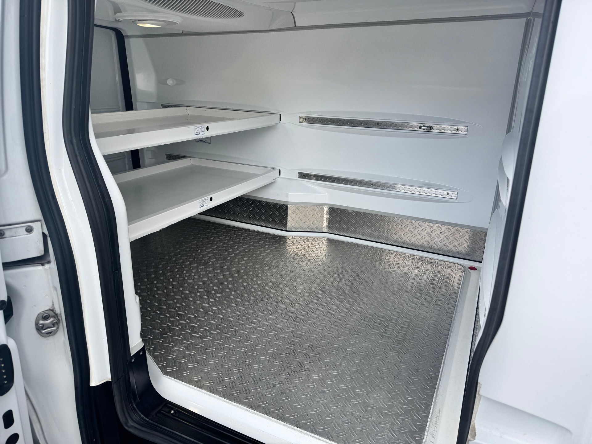 MERCEDES-BENZ Vito 114 CDI 136 PS lang Kühlfahrzeug mit STANDKÜHLUNG-image-4