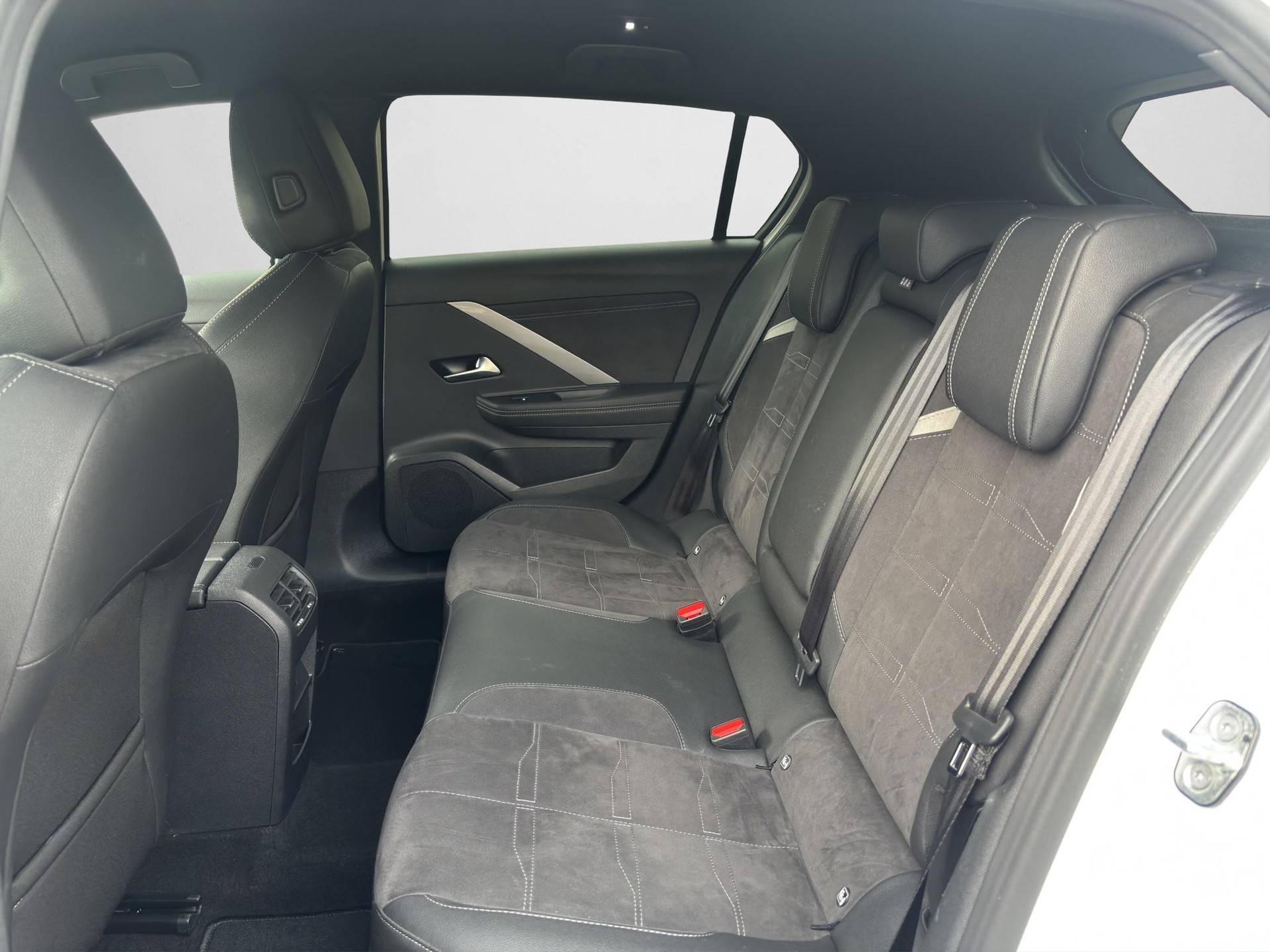 OPEL Astra 1.6 T PHEV 180 Swiss Plus-image-11