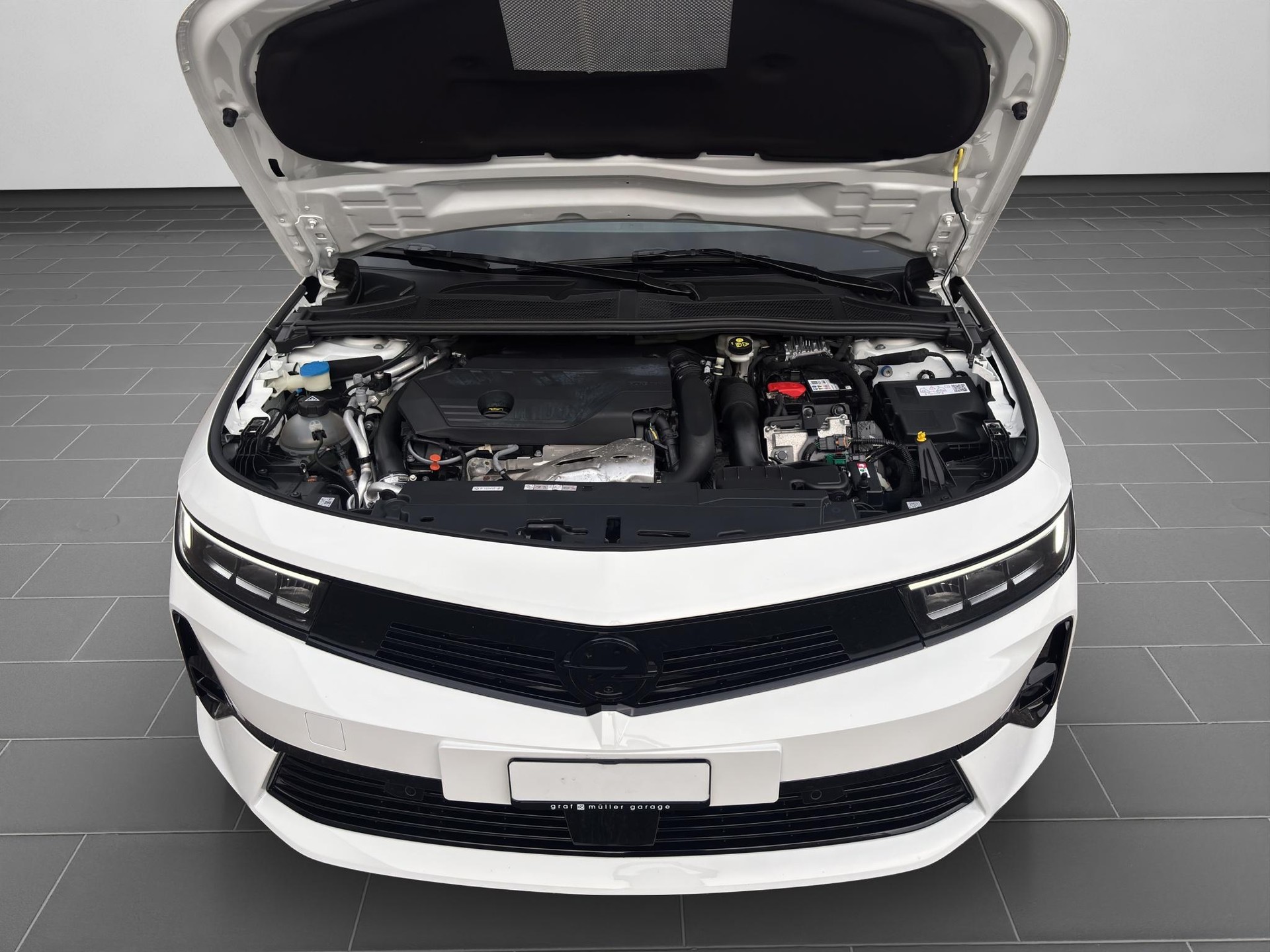 OPEL Astra 1.6 T PHEV 180 Swiss Plus-image-19
