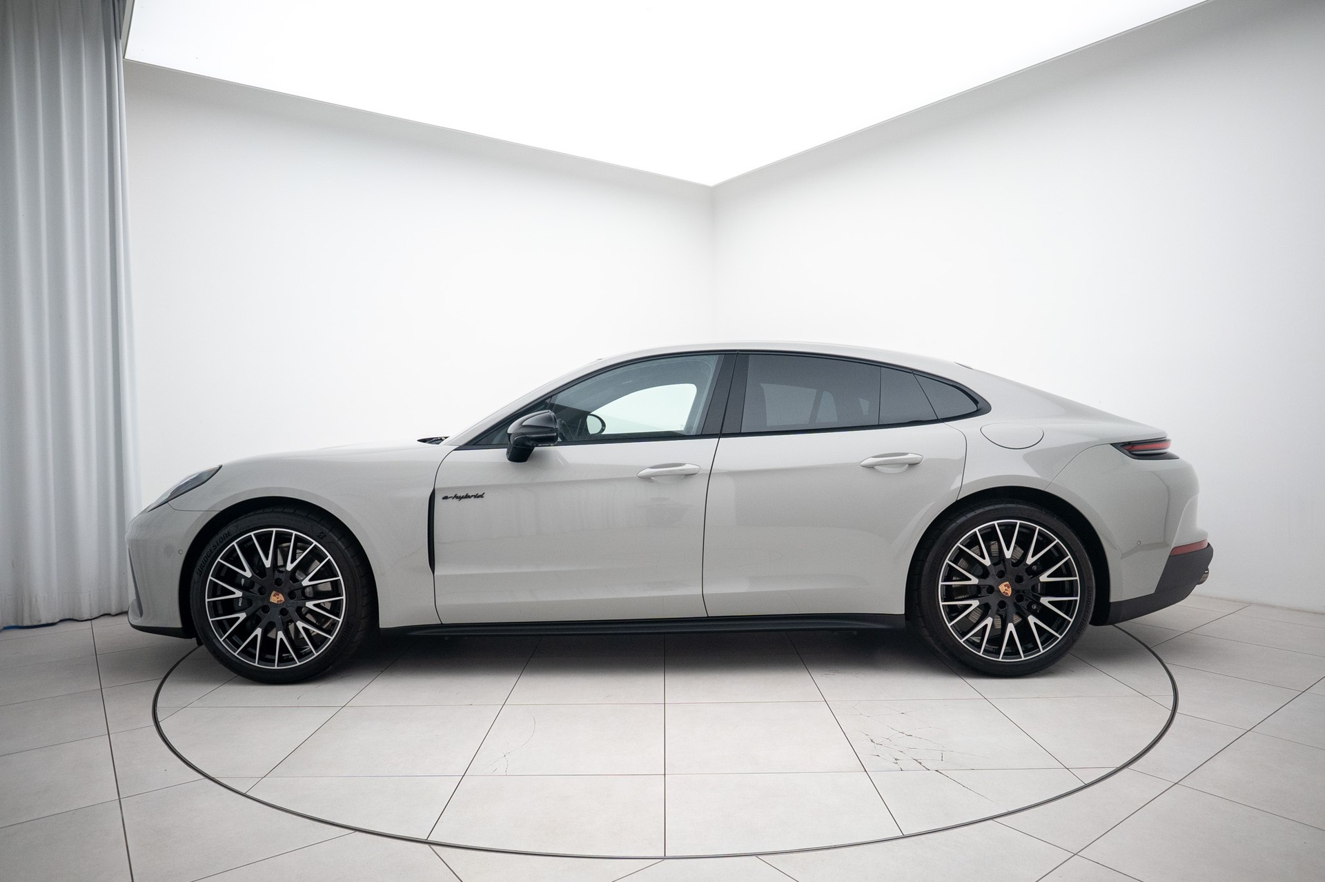 PORSCHE Panamera 4 E-Hybrid PDK-image-1