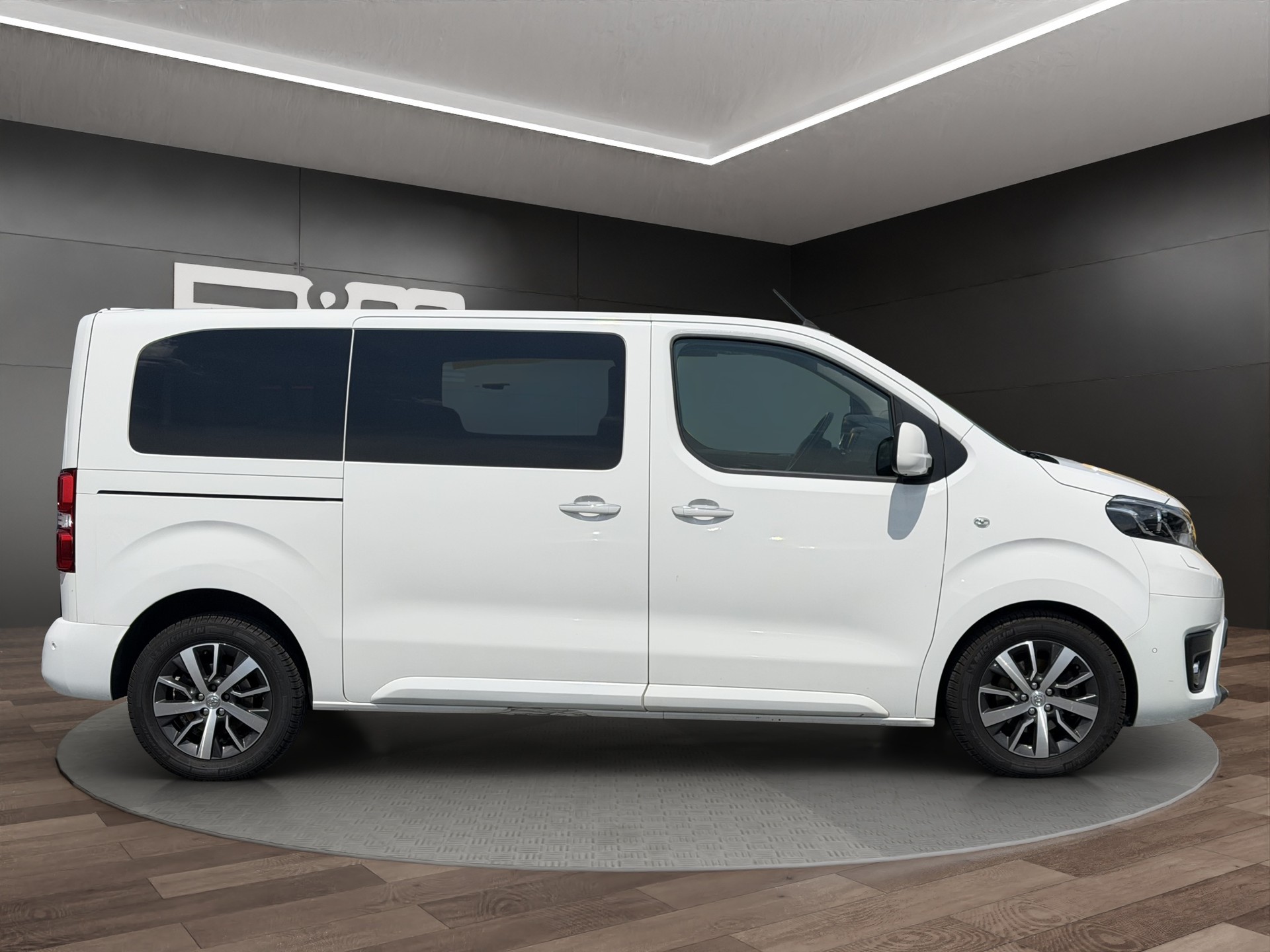 TOYOTA Proace Verso 2.0 D-4D Family Medium Automatic-image-2