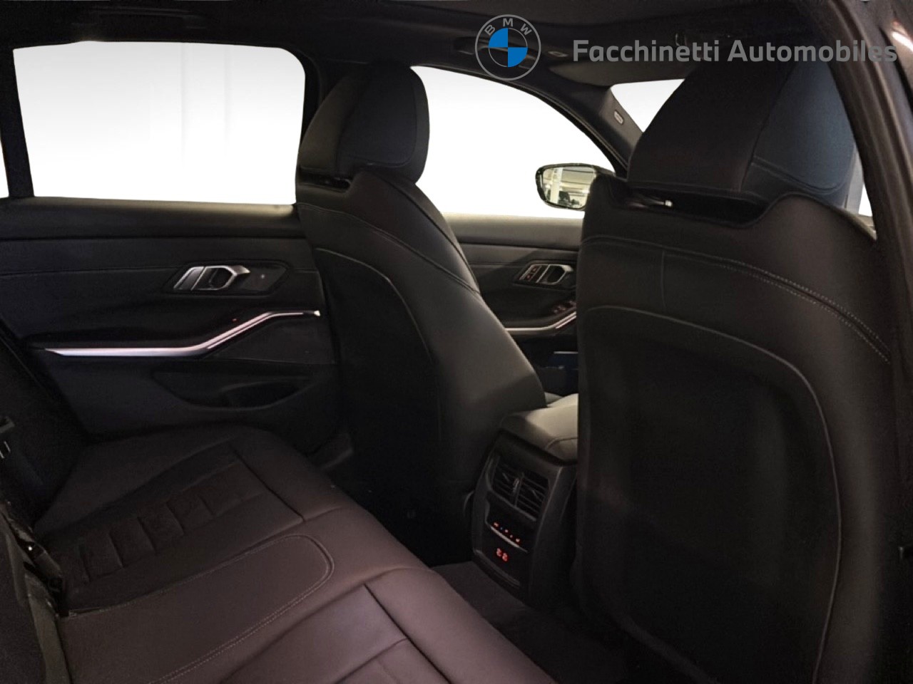 BMW 320d xDrive 48V Steptronic-image-11