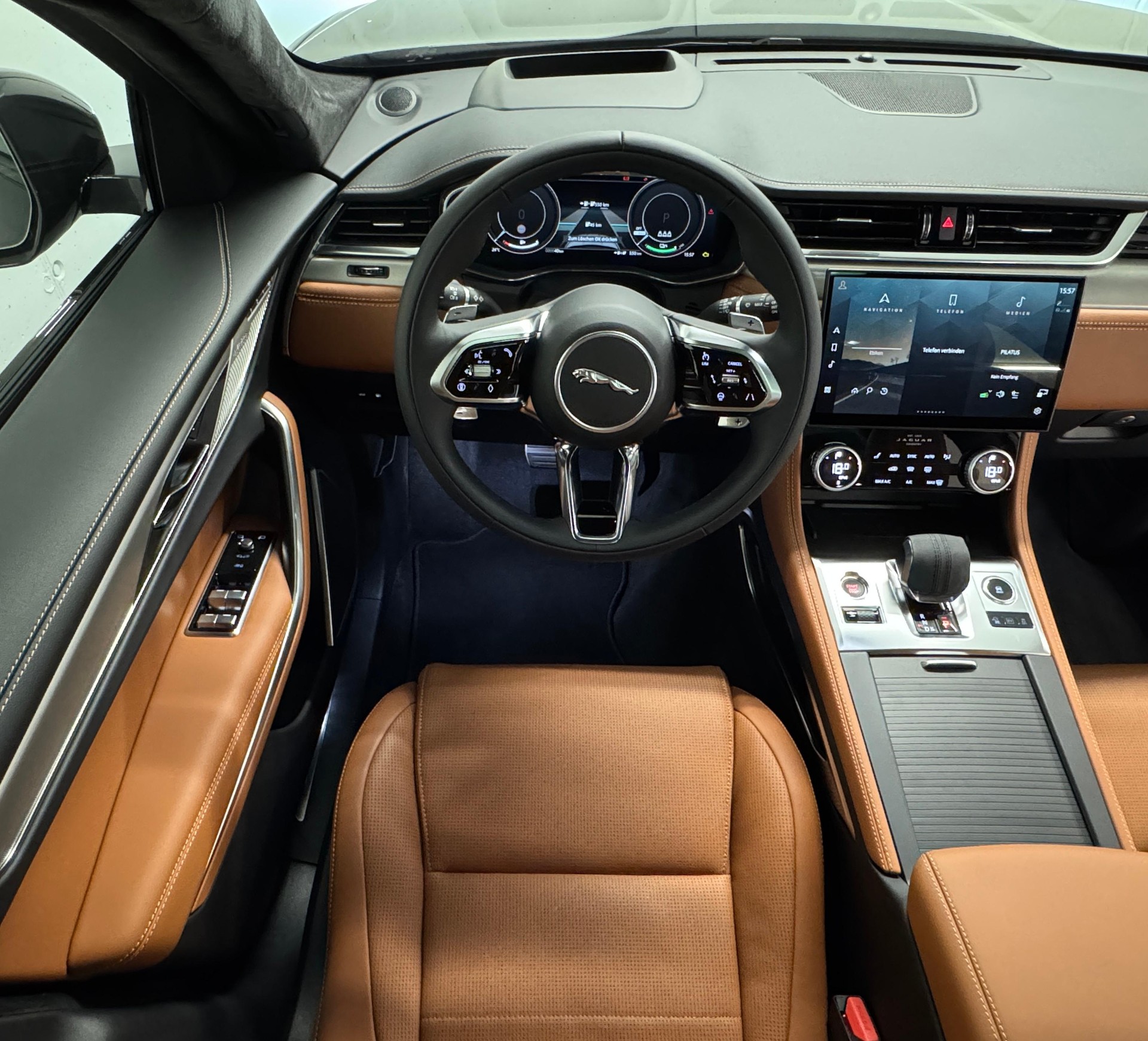 JAGUAR F-Pace 2.0 P400e R-Dynamic HSE 90th Anniversary Ed. AWD-image-2