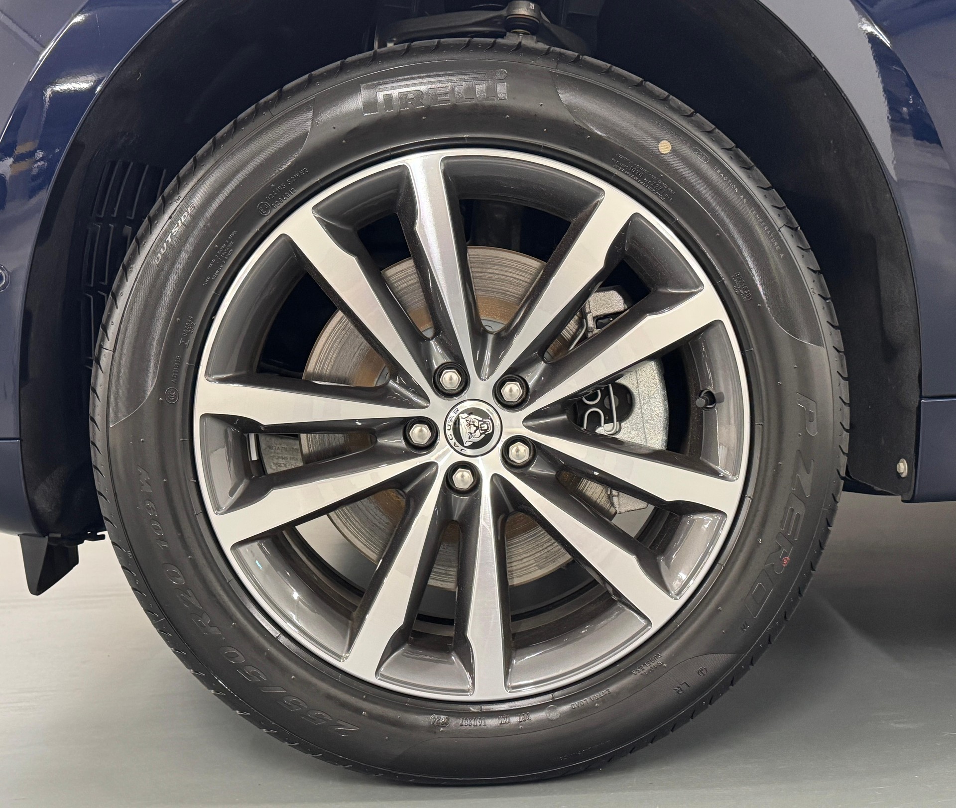 JAGUAR F-Pace 2.0 P400e R-Dynamic HSE 90th Anniversary Ed. AWD-image-5
