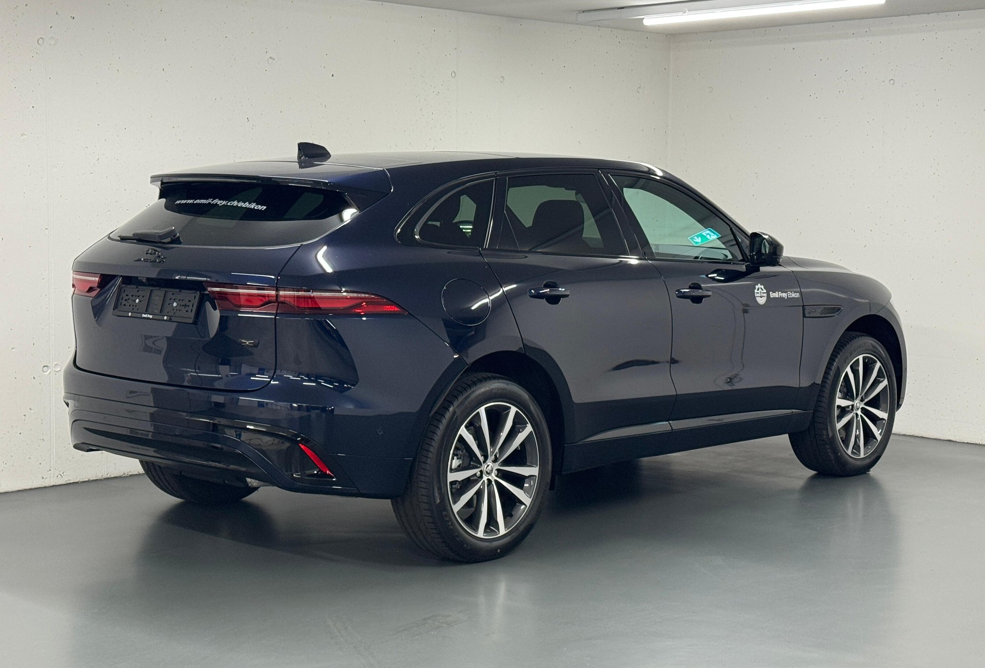 JAGUAR F-Pace 2.0 P400e R-Dynamic HSE 90th Anniversary Ed. AWD-image-11