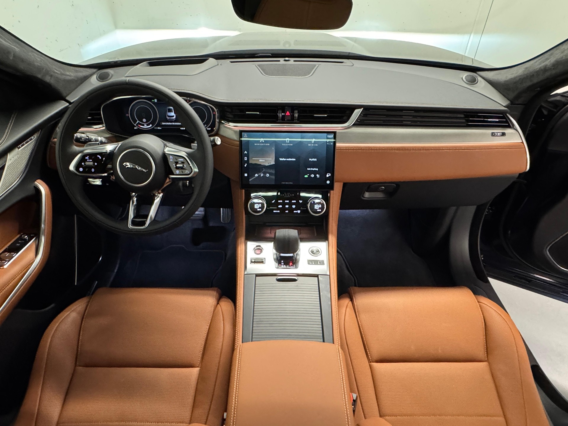 JAGUAR F-Pace 2.0 P400e R-Dynamic HSE 90th Anniversary Ed. AWD-image-8