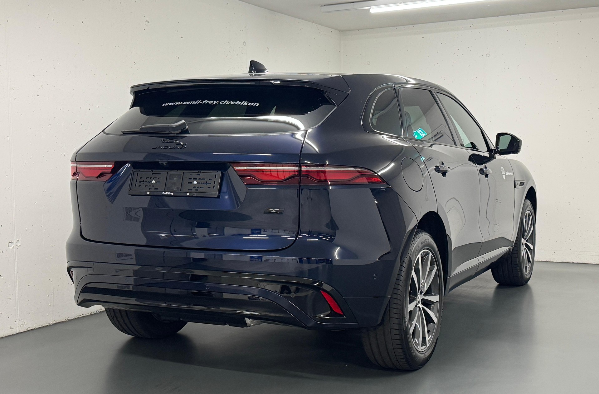 JAGUAR F-Pace 2.0 P400e R-Dynamic HSE 90th Anniversary Ed. AWD-image-12