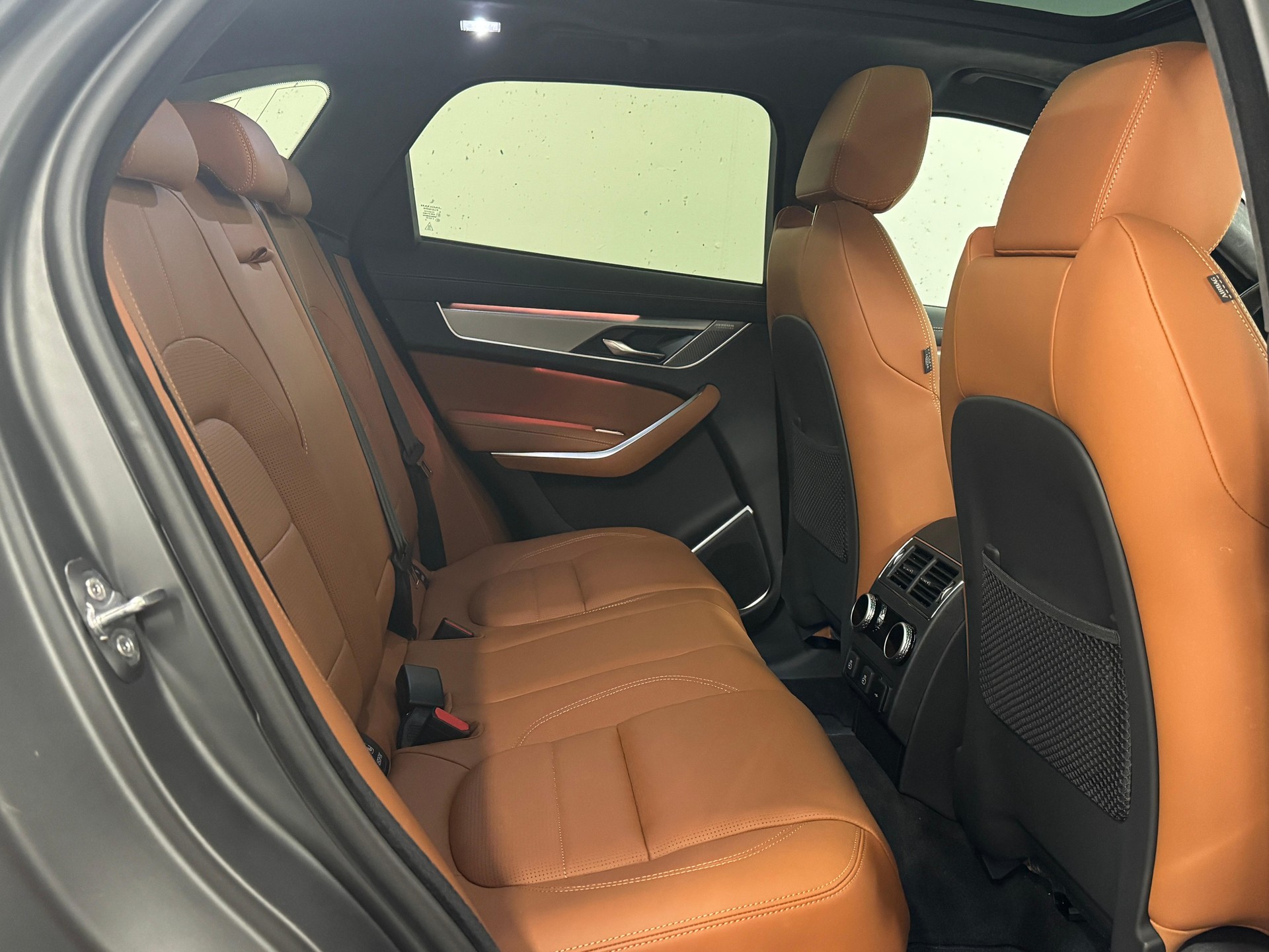 JAGUAR F-Pace 2.0 P400e R-Dynamic HSE 90th Anniversary Ed. AWD-image-6