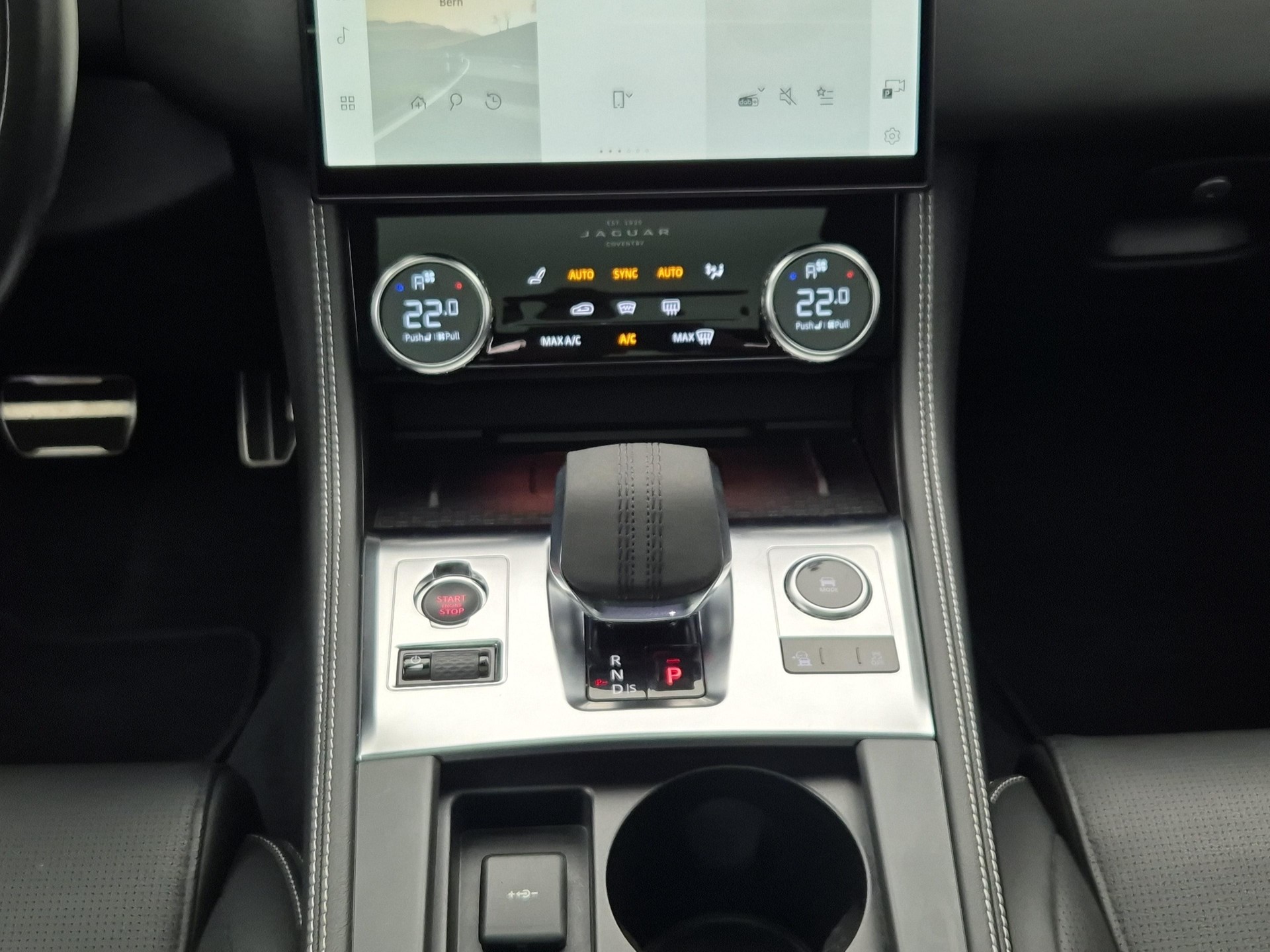 JAGUAR F-Pace 3.0 I6 R-Dynamic SE AWD-image-14