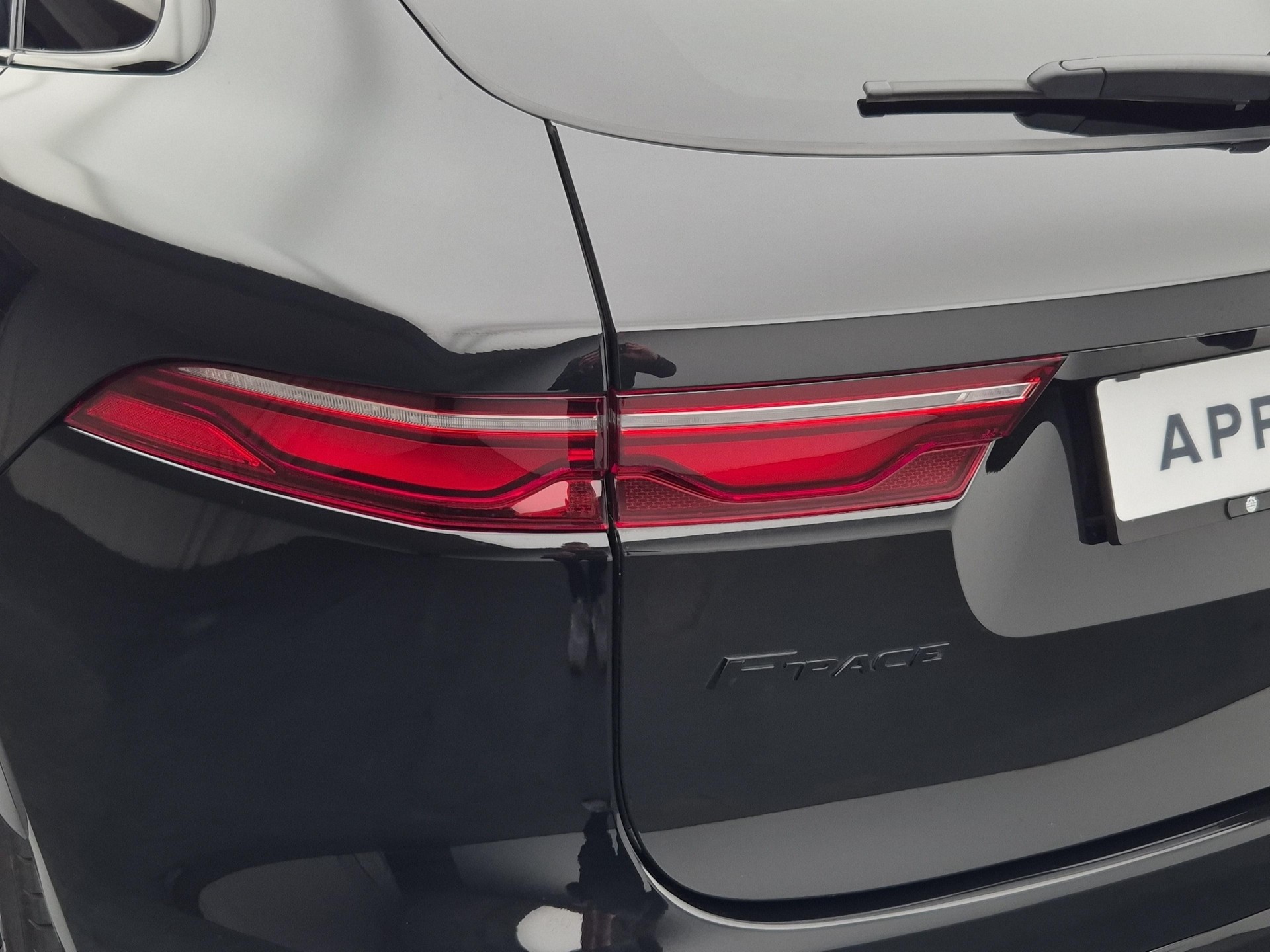 JAGUAR F-Pace 3.0 I6 R-Dynamic SE AWD-image-18