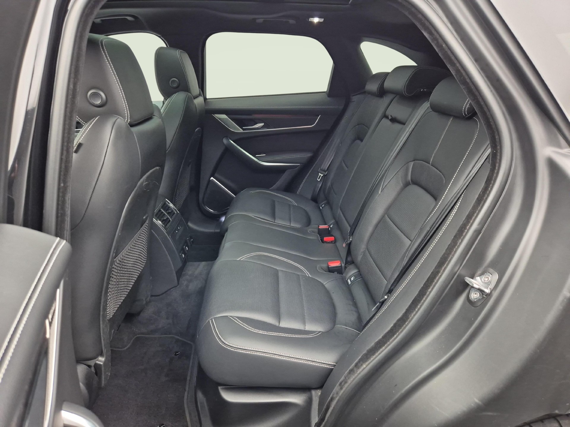 JAGUAR F-Pace 3.0 I6 R-Dynamic SE AWD-image-3