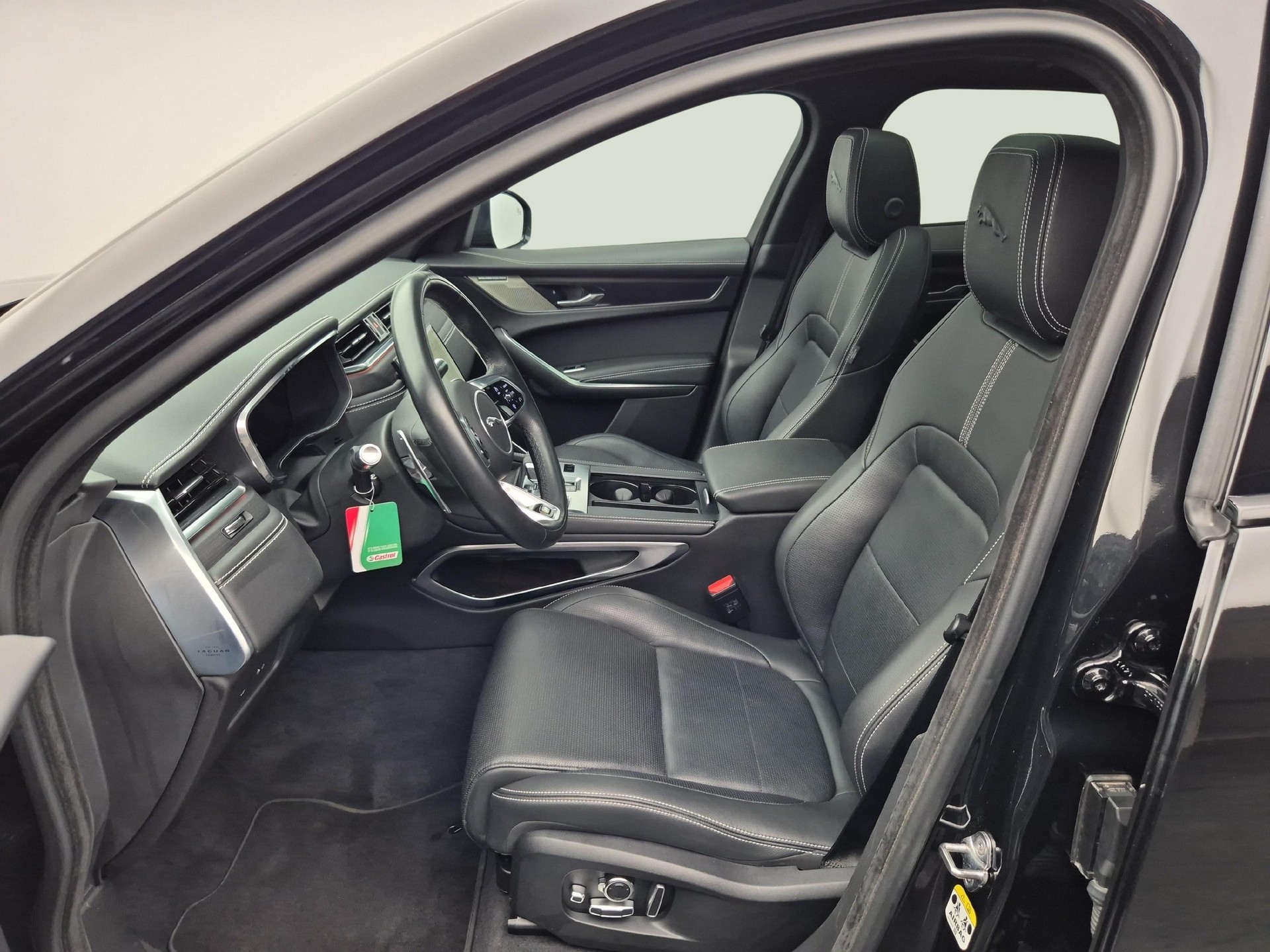 JAGUAR F-Pace 3.0 I6 R-Dynamic SE AWD-image-2
