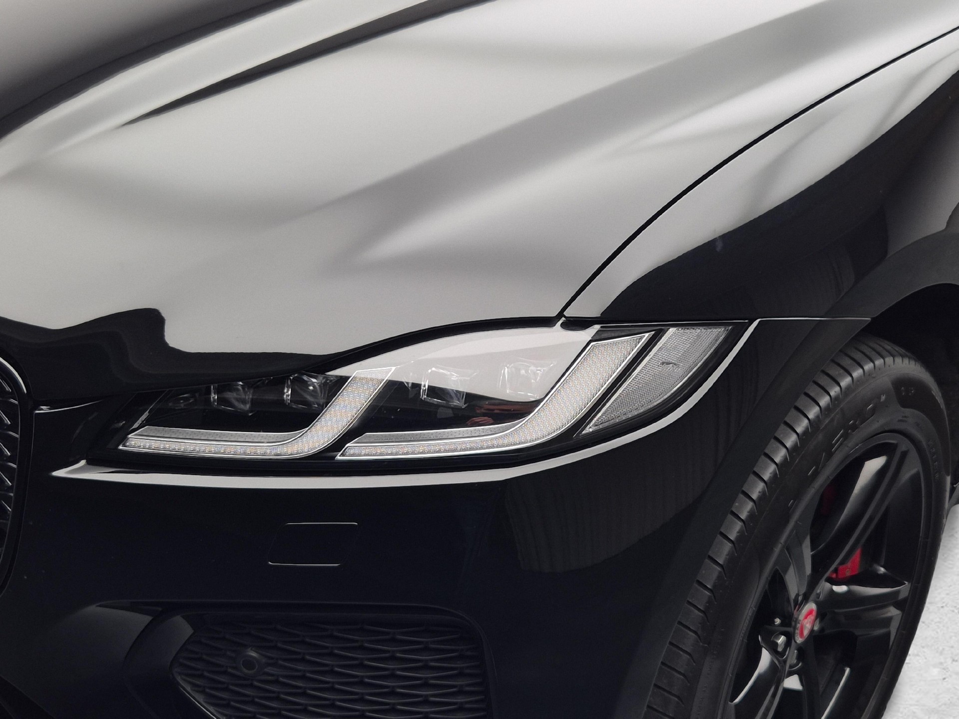 JAGUAR F-Pace 3.0 I6 R-Dynamic SE AWD-image-19