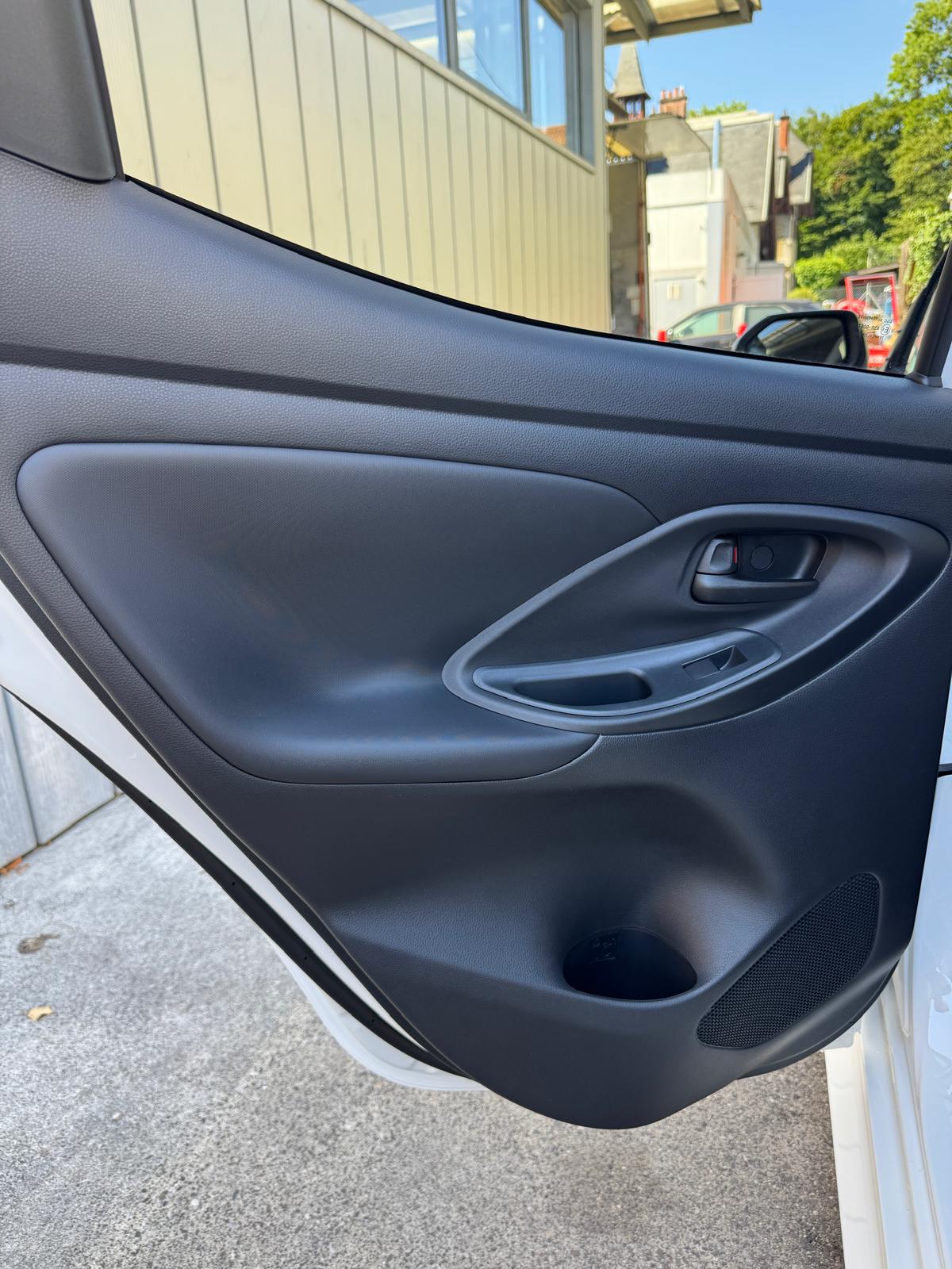 TOYOTA Yaris 1.5 Trend e-CVT-image-13
