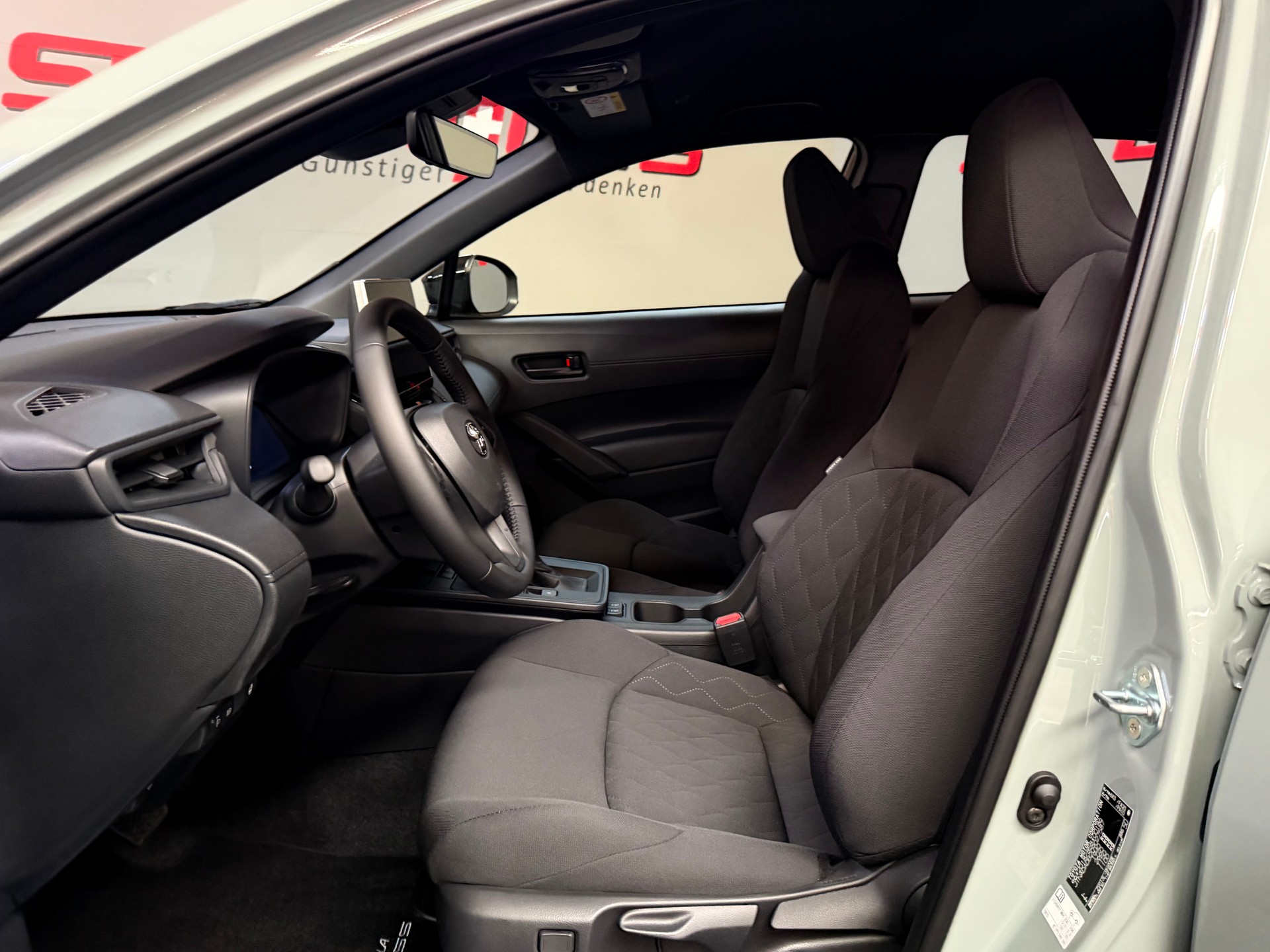 TOYOTA Corolla Cross 1.8 Comfort e-CVT-image-11