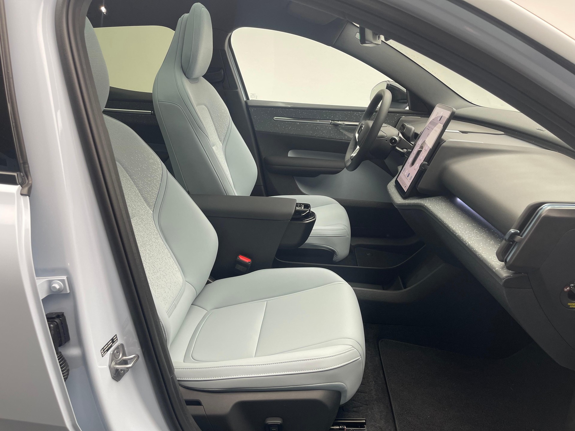VOLVO EX30 E60 Twin Ultra Performance AWD-image-28