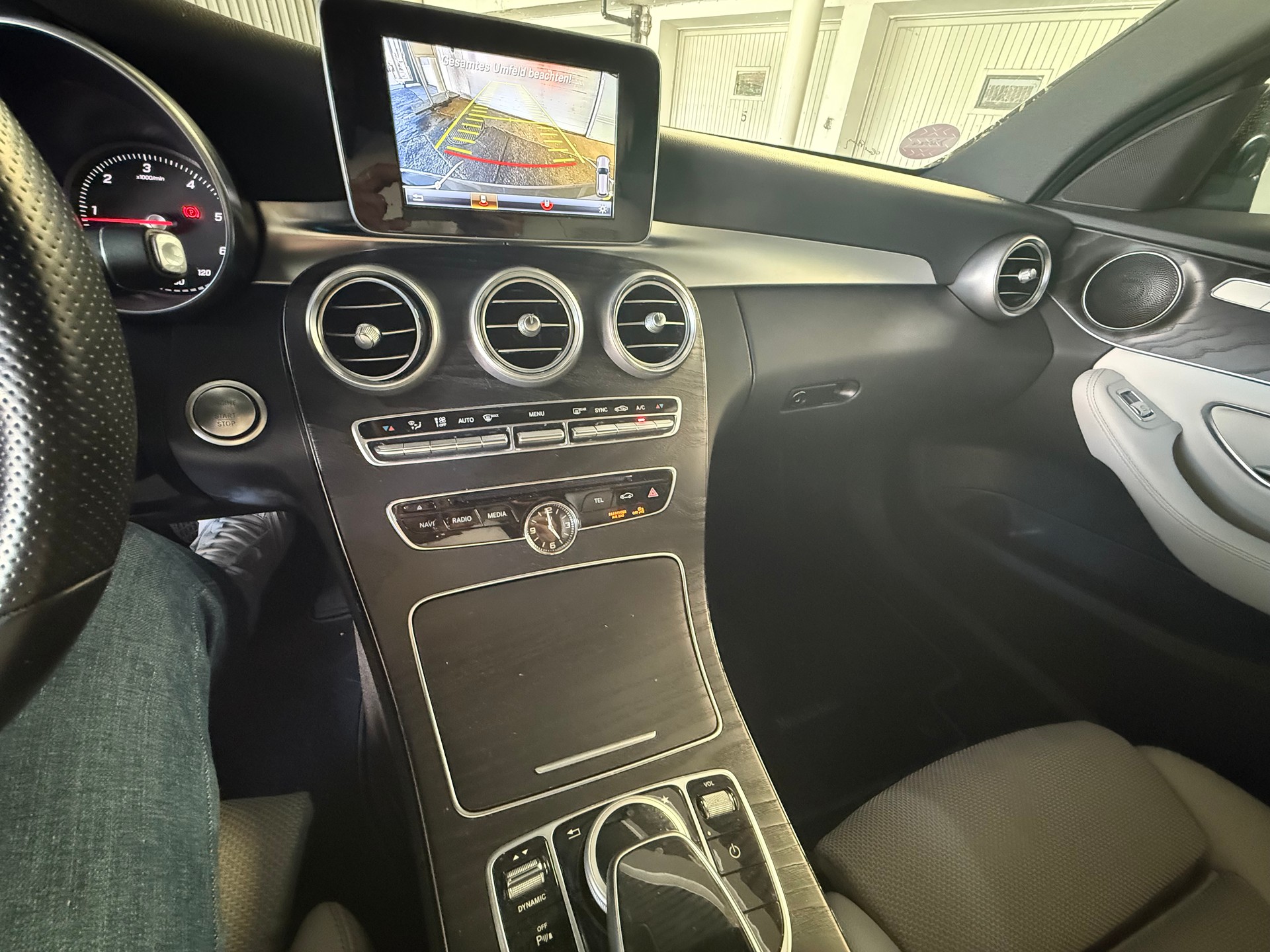 MERCEDES-BENZ C 220 BlueTEC AMG Line-image-13