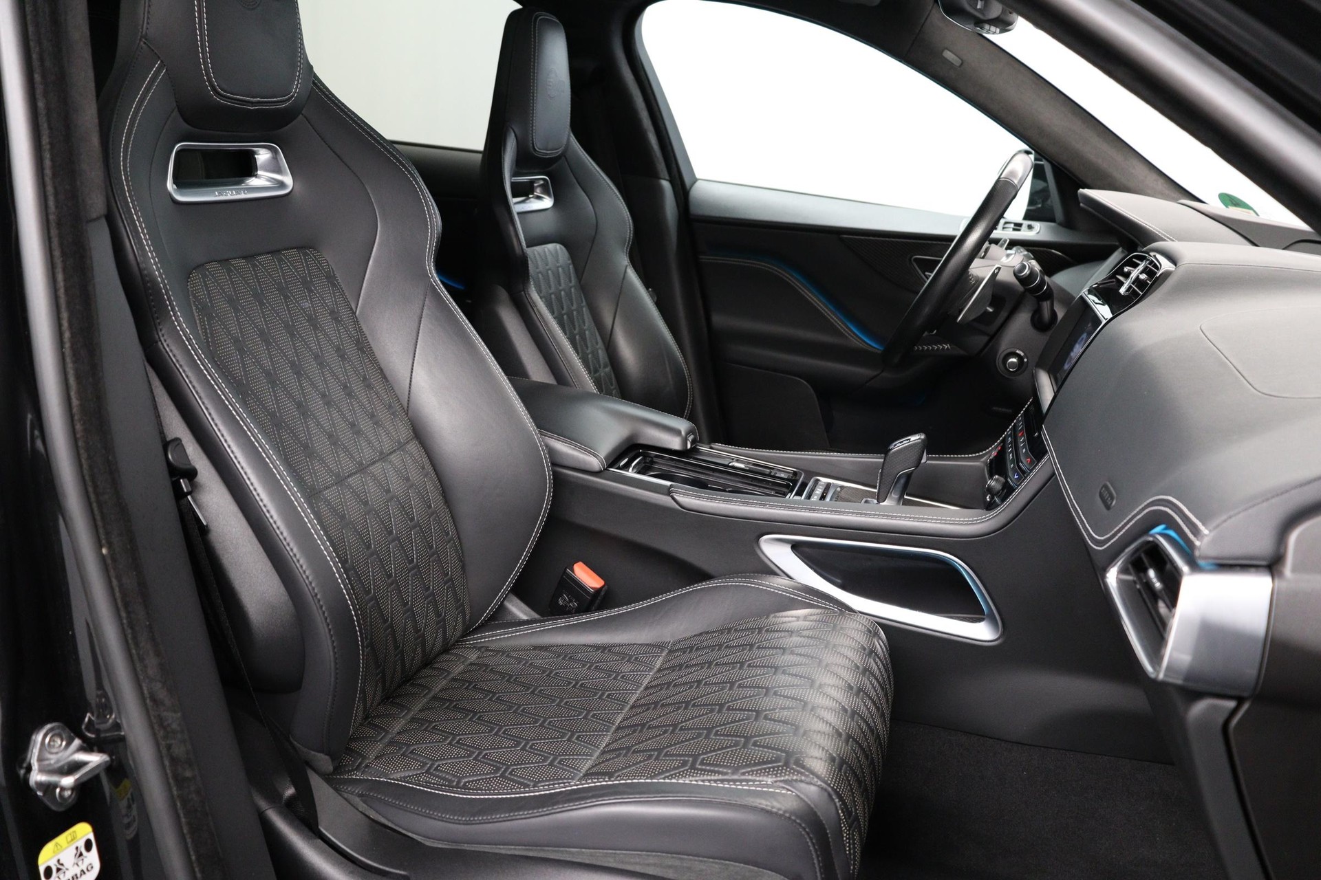 JAGUAR F-Pace 5.0 V8 SVR AWD-image-15