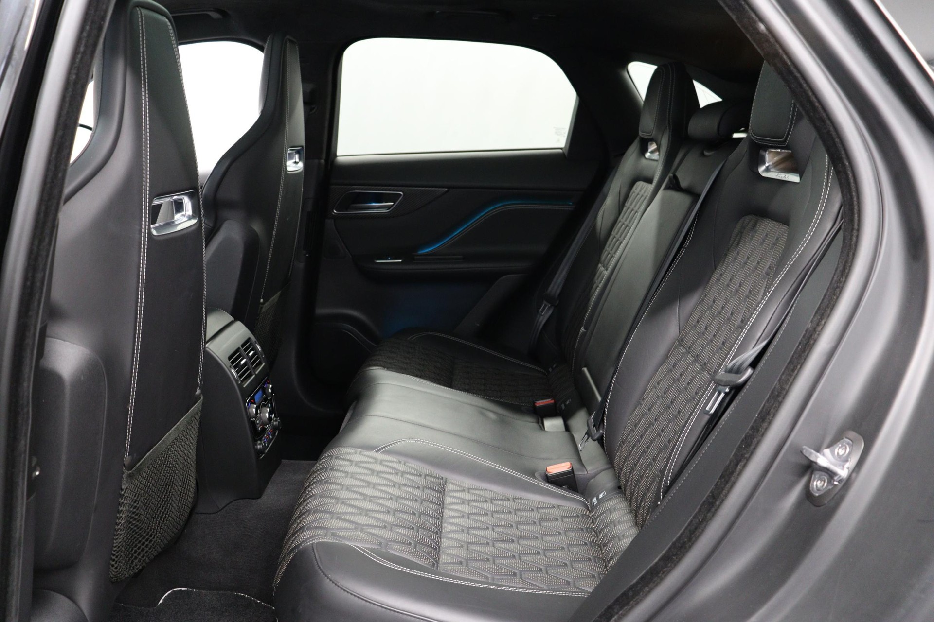 JAGUAR F-Pace 5.0 V8 SVR AWD-image-8