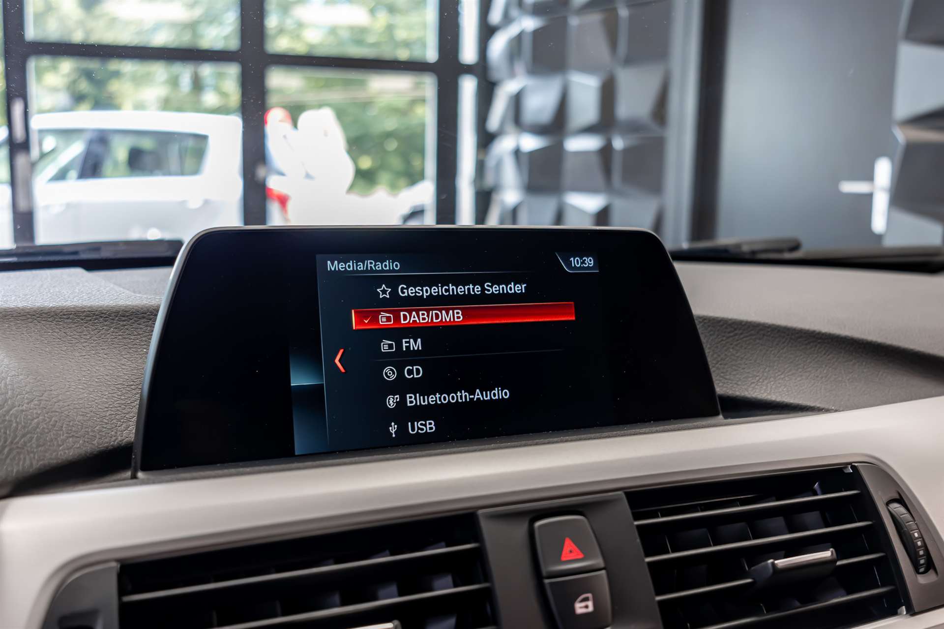 BMW 320d xDrive Touring-image-14
