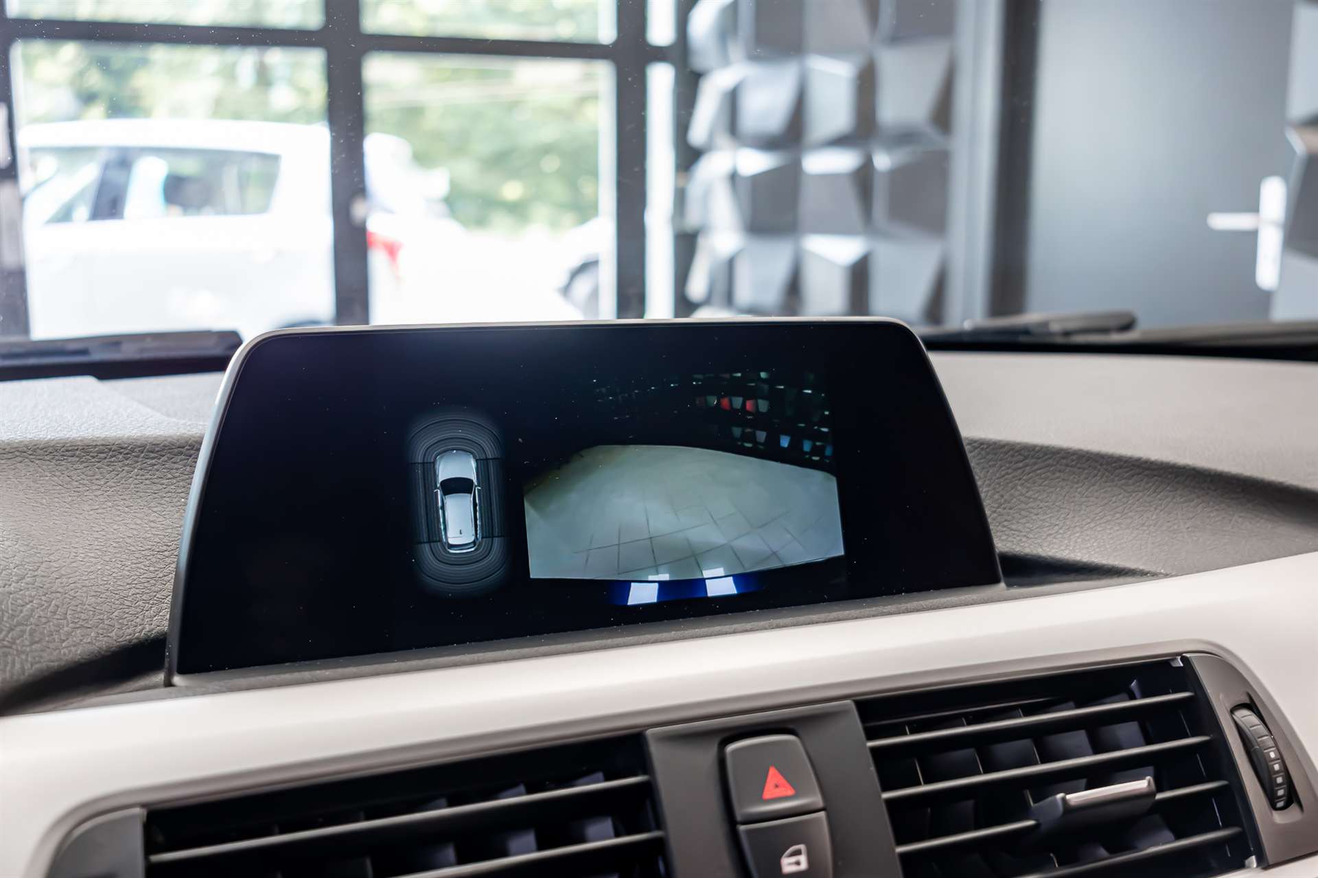 BMW 320d xDrive Touring-image-16