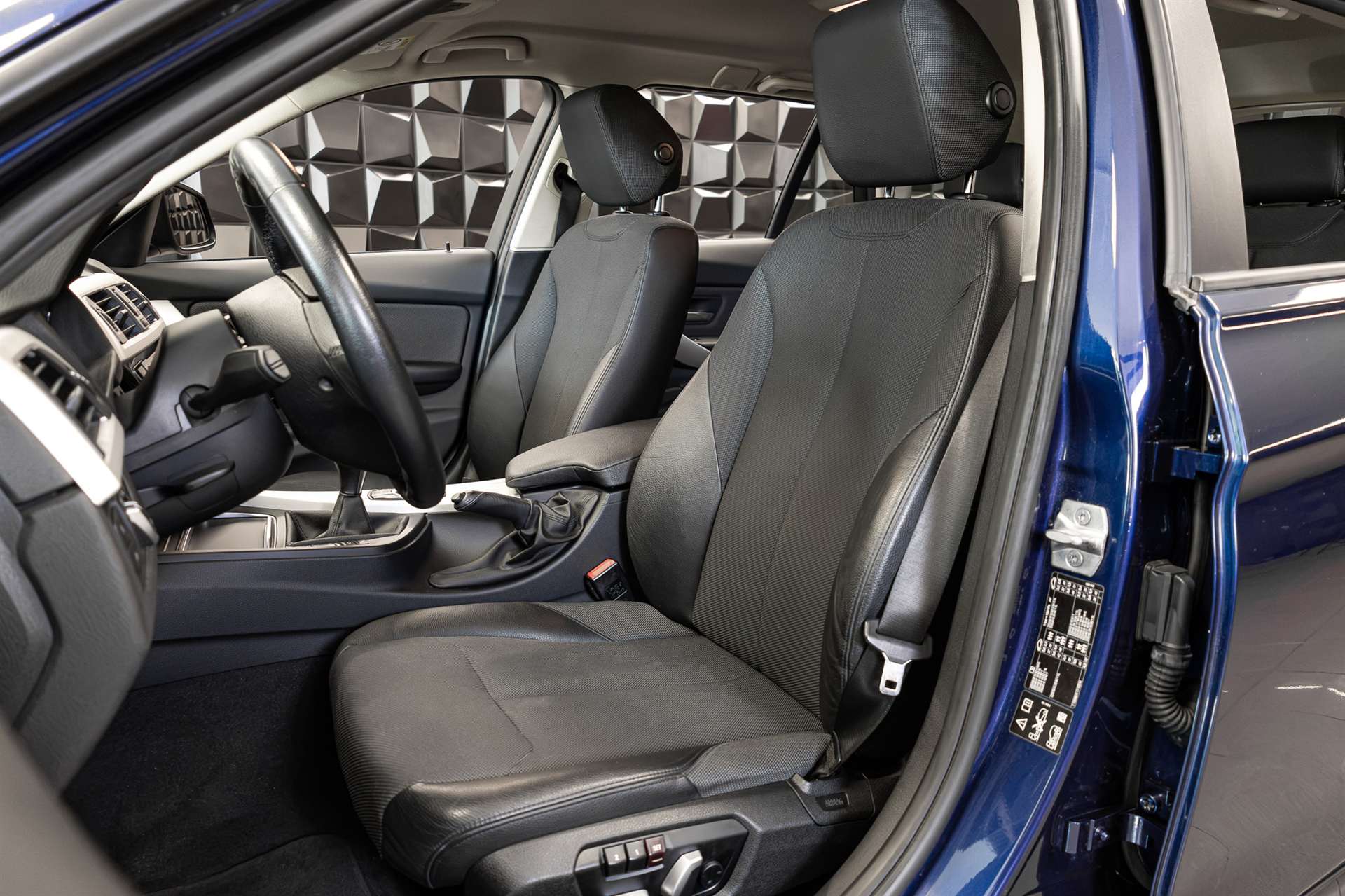 BMW 320d xDrive Touring-image-13