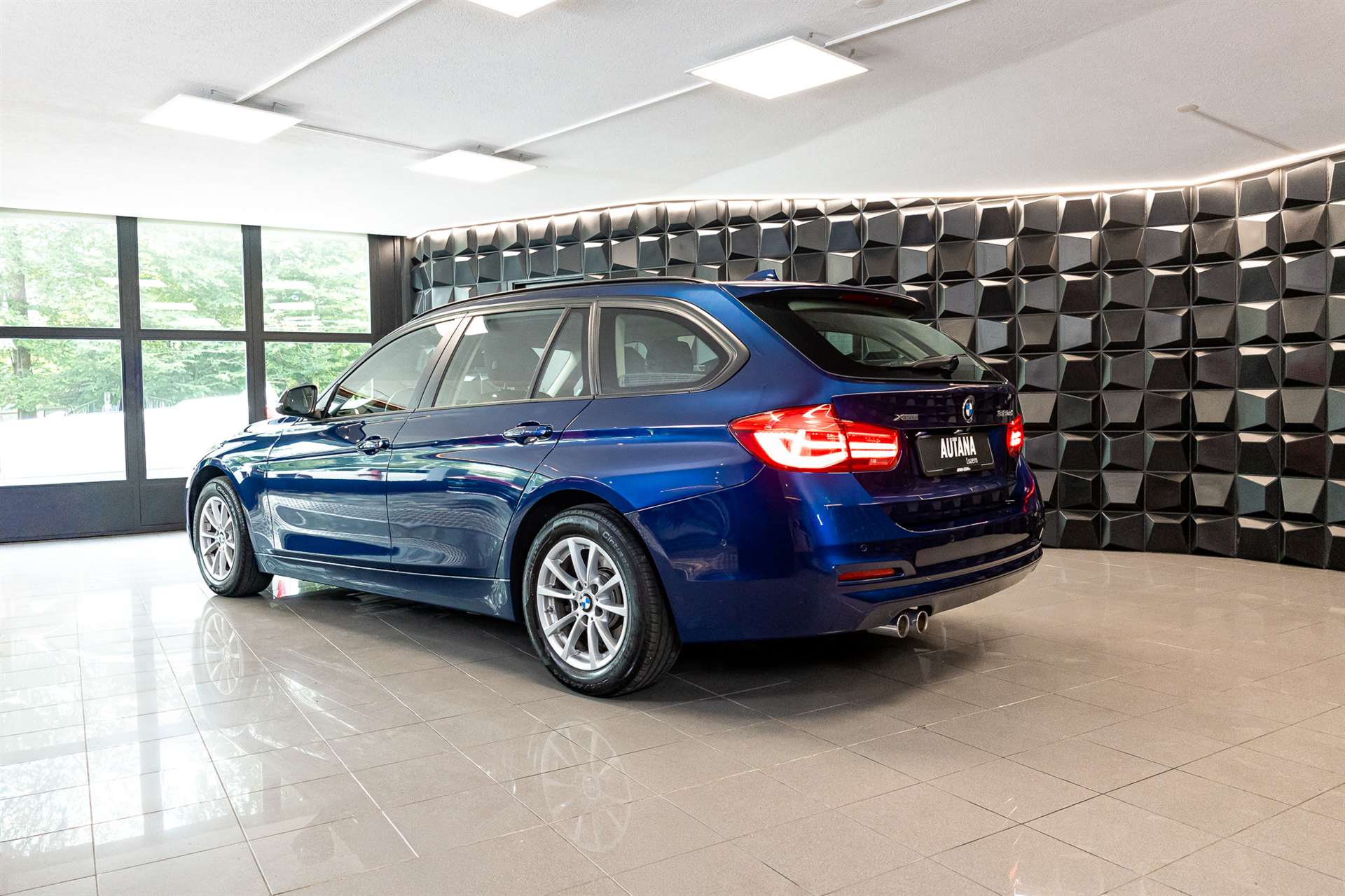 BMW 320d xDrive Touring-image-2