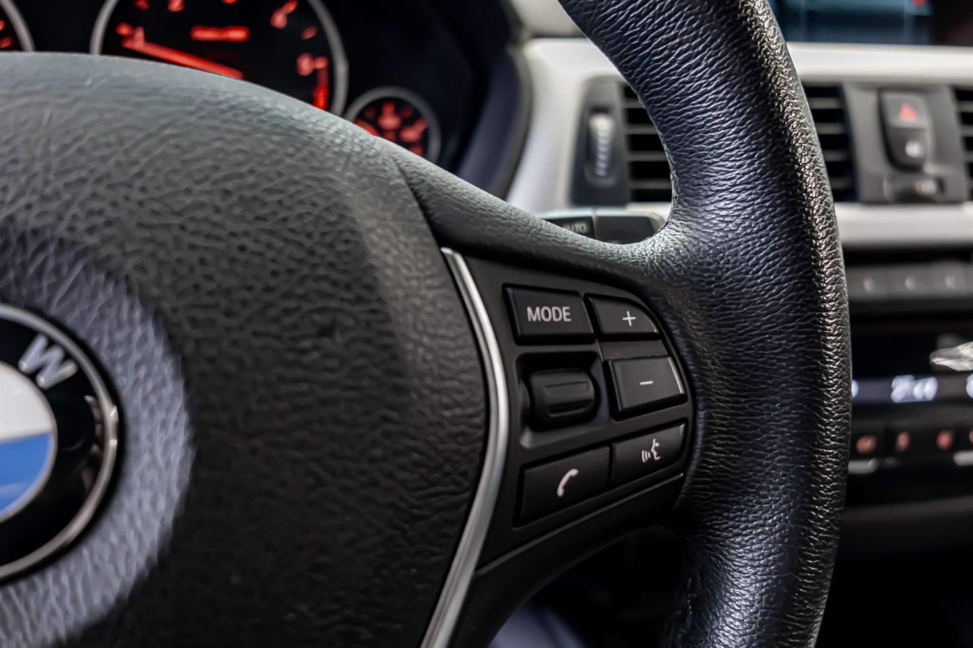 BMW 320d xDrive Touring-image-8