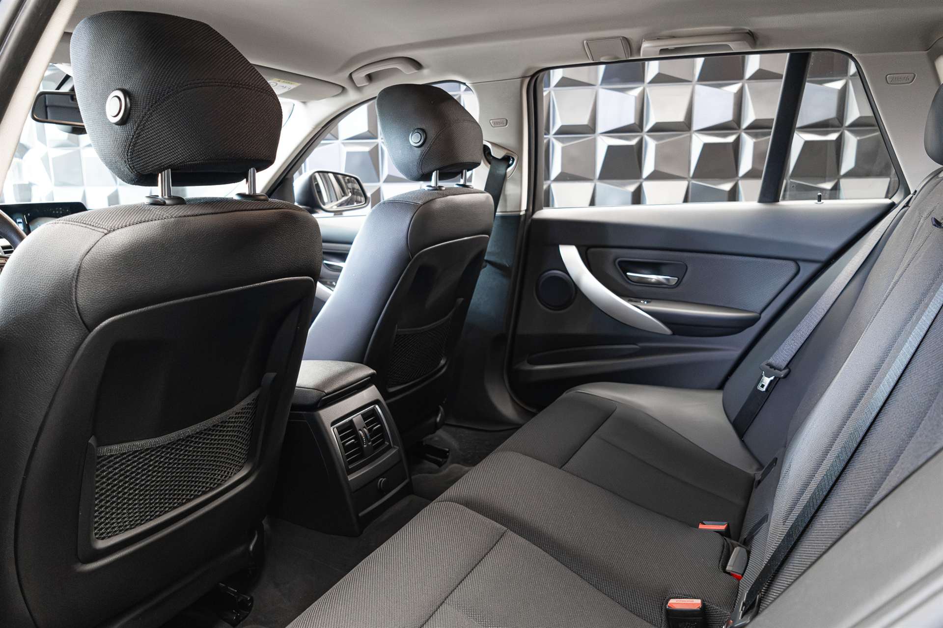 BMW 320d xDrive Touring-image-19