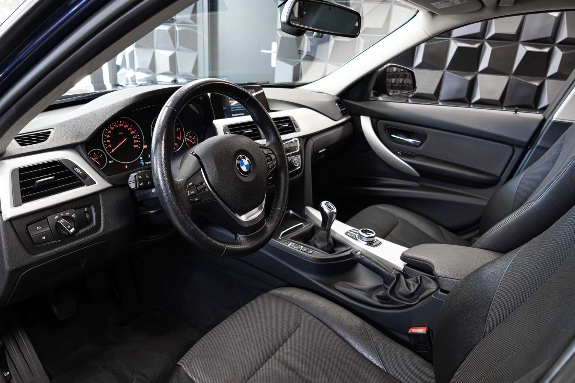 BMW 320d xDrive Touring-image-12