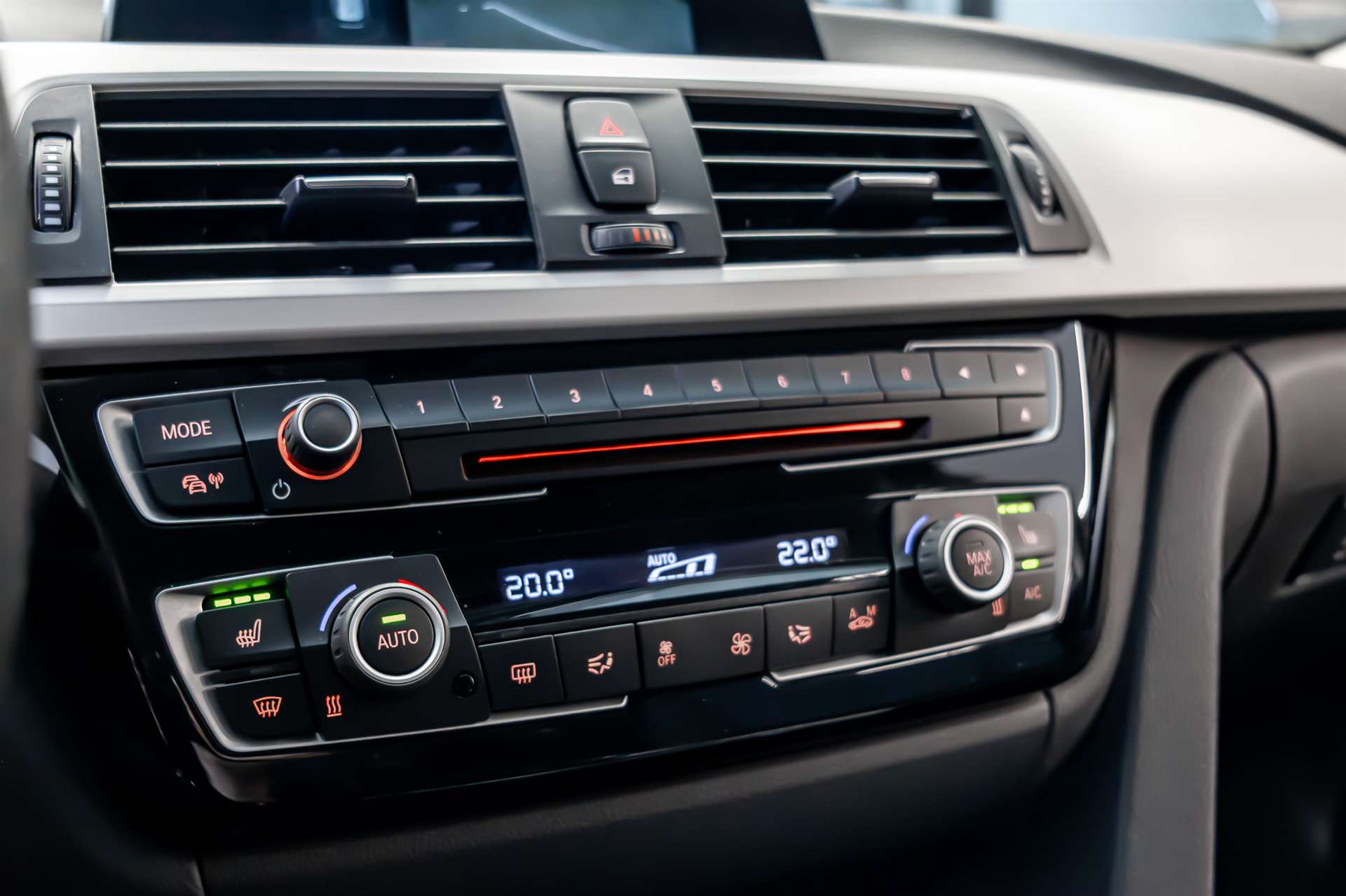 BMW 320d xDrive Touring-image-17