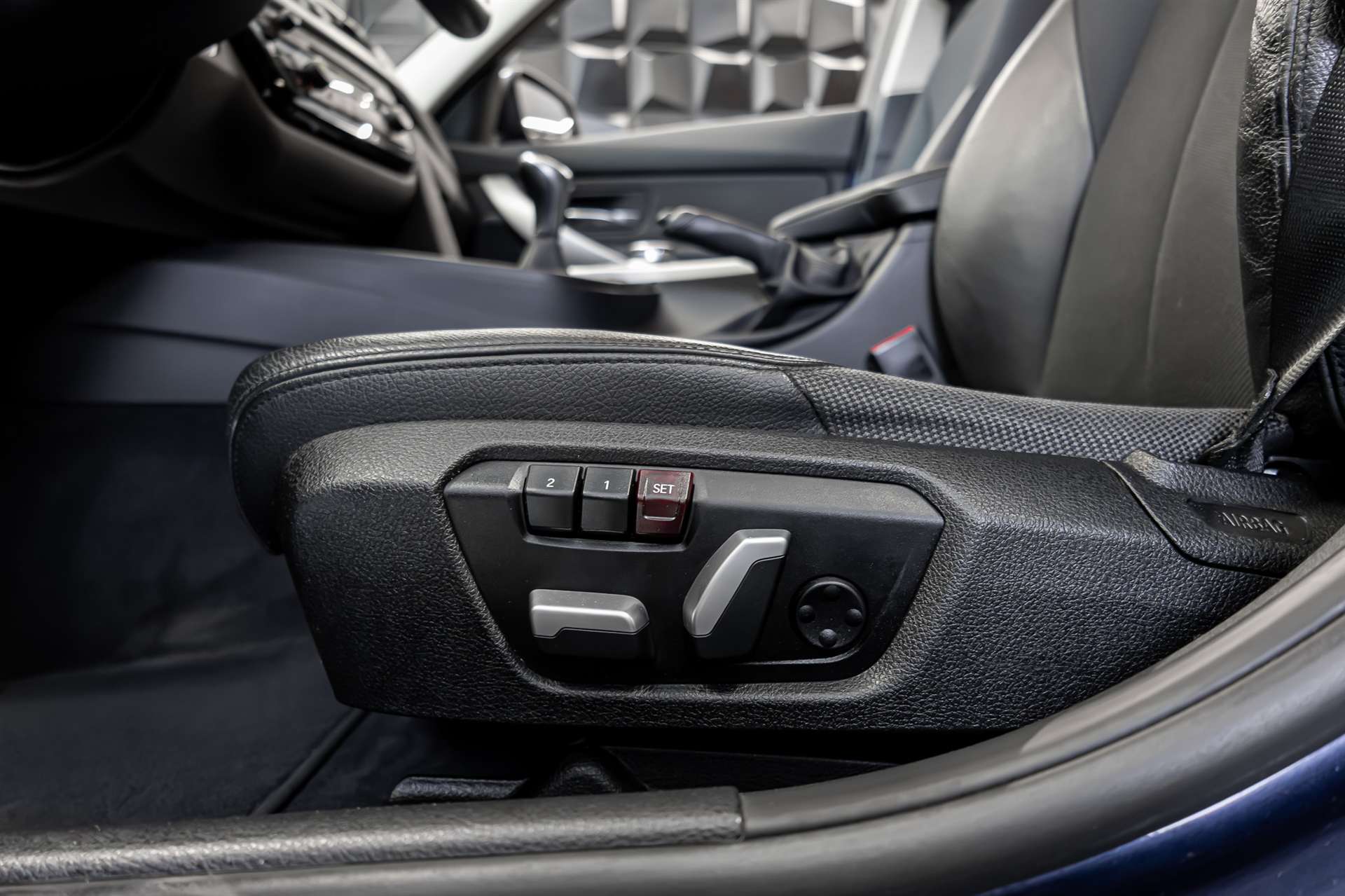 BMW 320d xDrive Touring-image-10