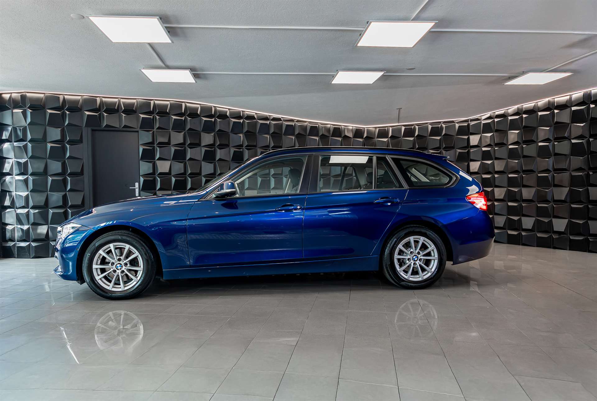 BMW 320d xDrive Touring-image-1