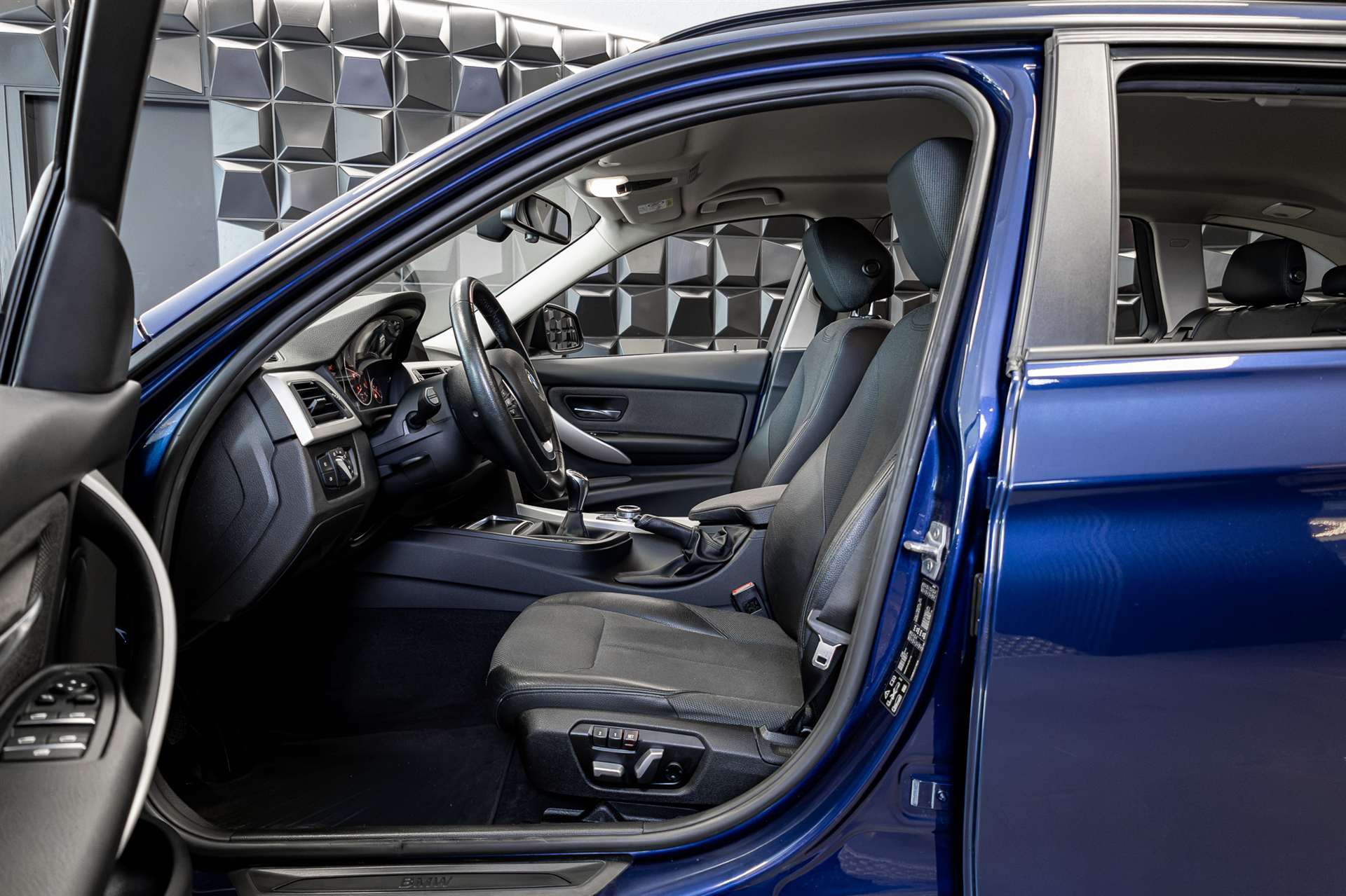 BMW 320d xDrive Touring-image-9