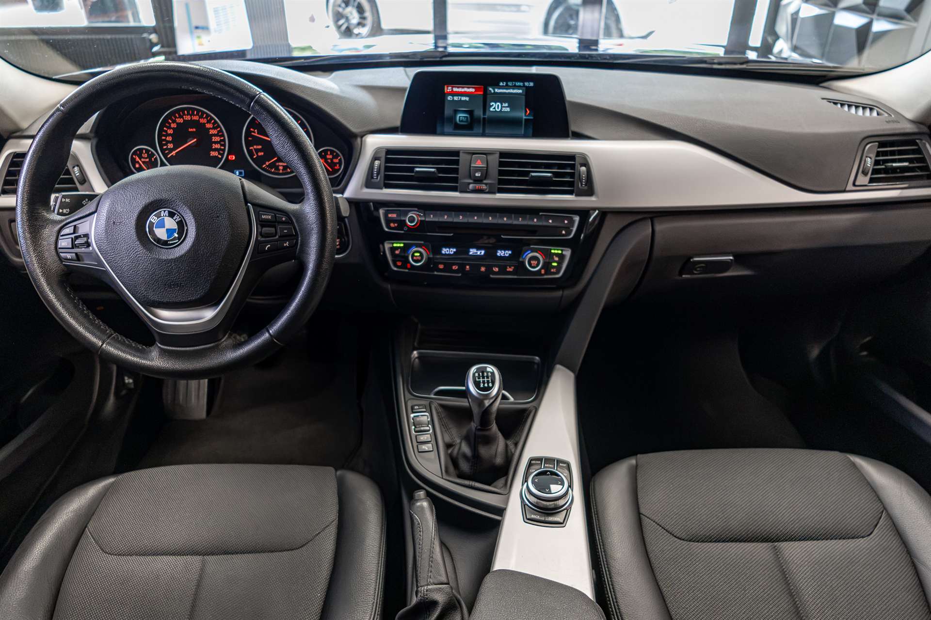 BMW 320d xDrive Touring-image-5