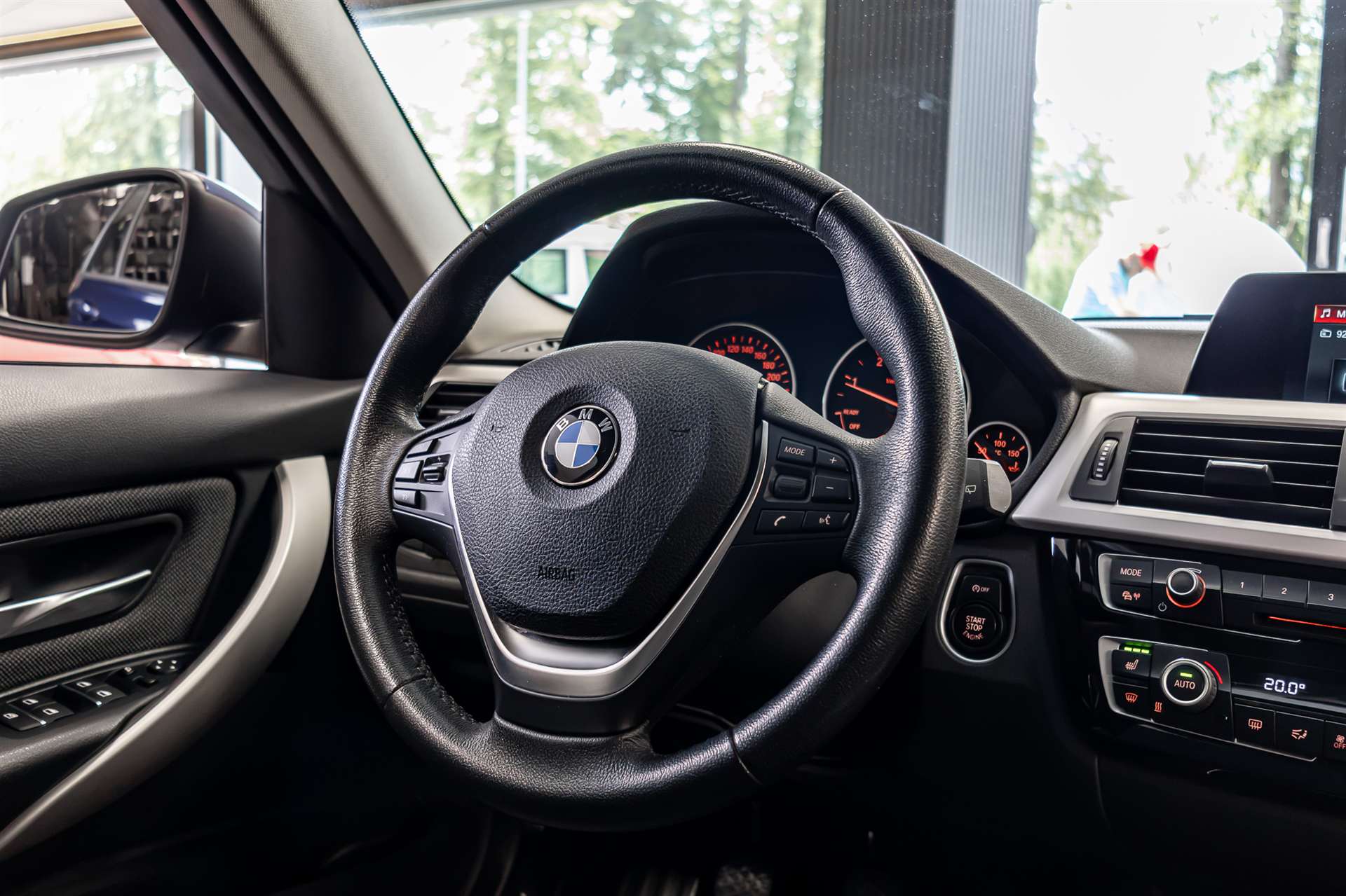 BMW 320d xDrive Touring-image-6