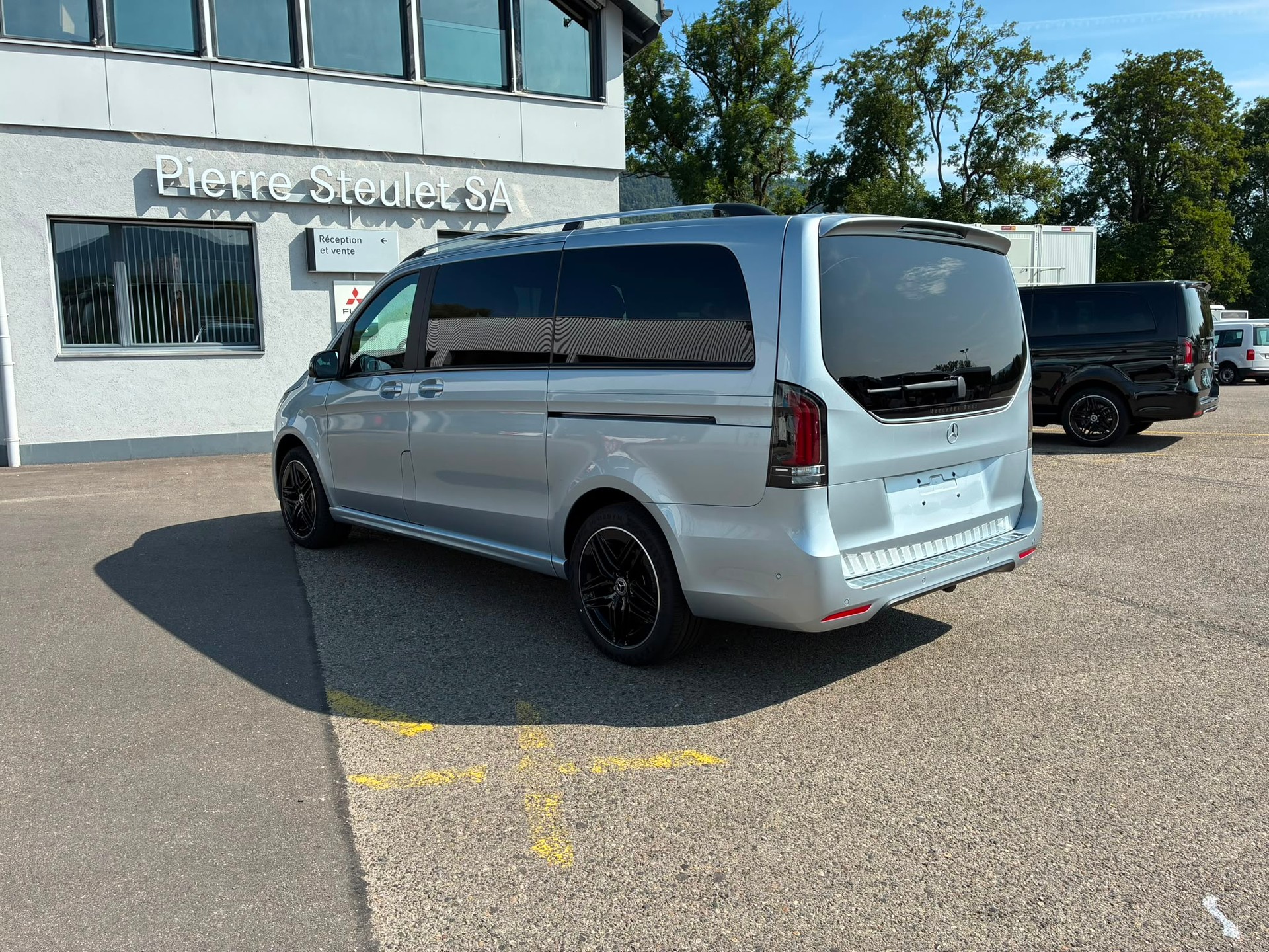 MERCEDES-BENZ V 300 d Exclusive L SWISS EDITION 4MATIC-image-3