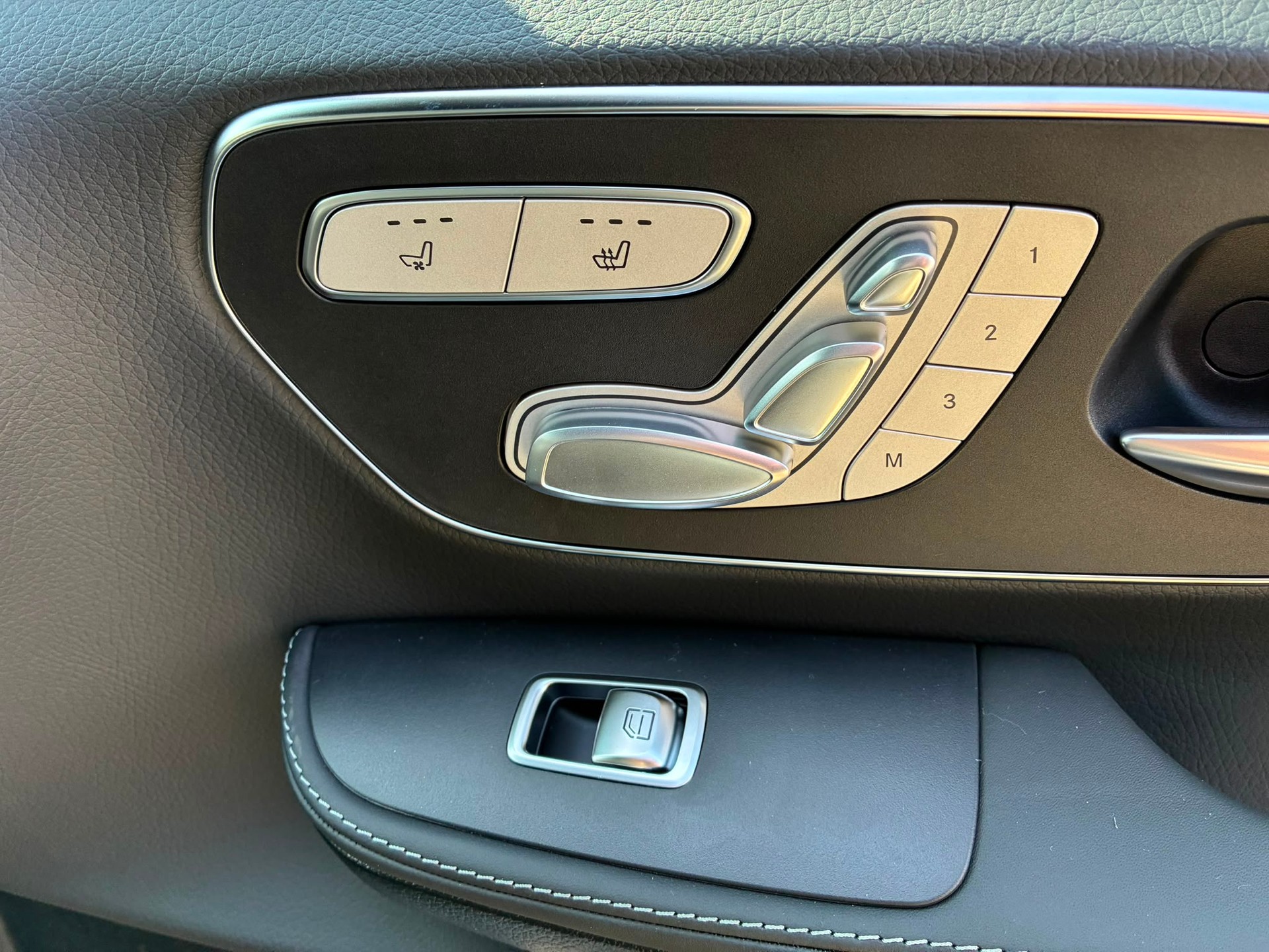MERCEDES-BENZ V 300 d Exclusive L SWISS EDITION 4MATIC-image-12