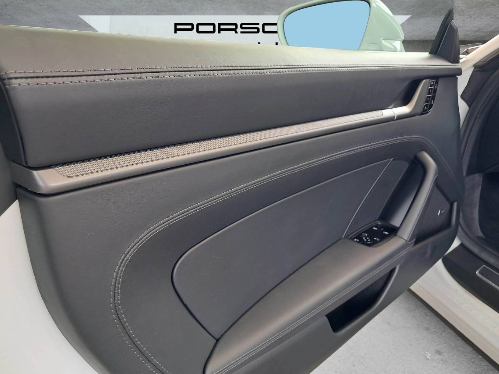 PORSCHE 911 Carrera S-image-26