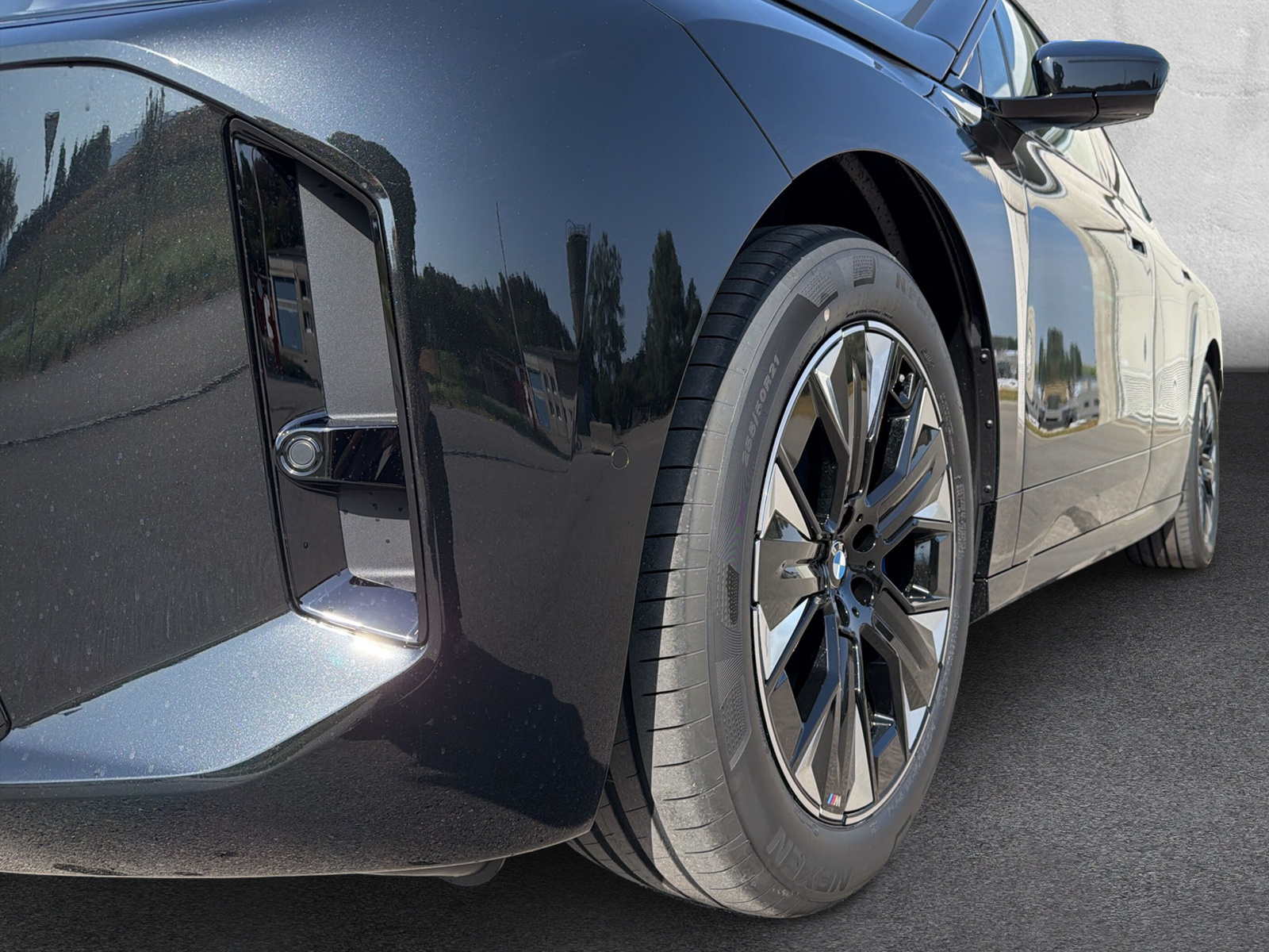 BMW iX xDrive60 M Sport-image-8