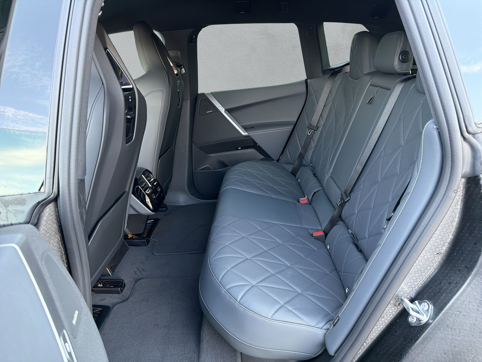 BMW iX xDrive60 M Sport-image-15